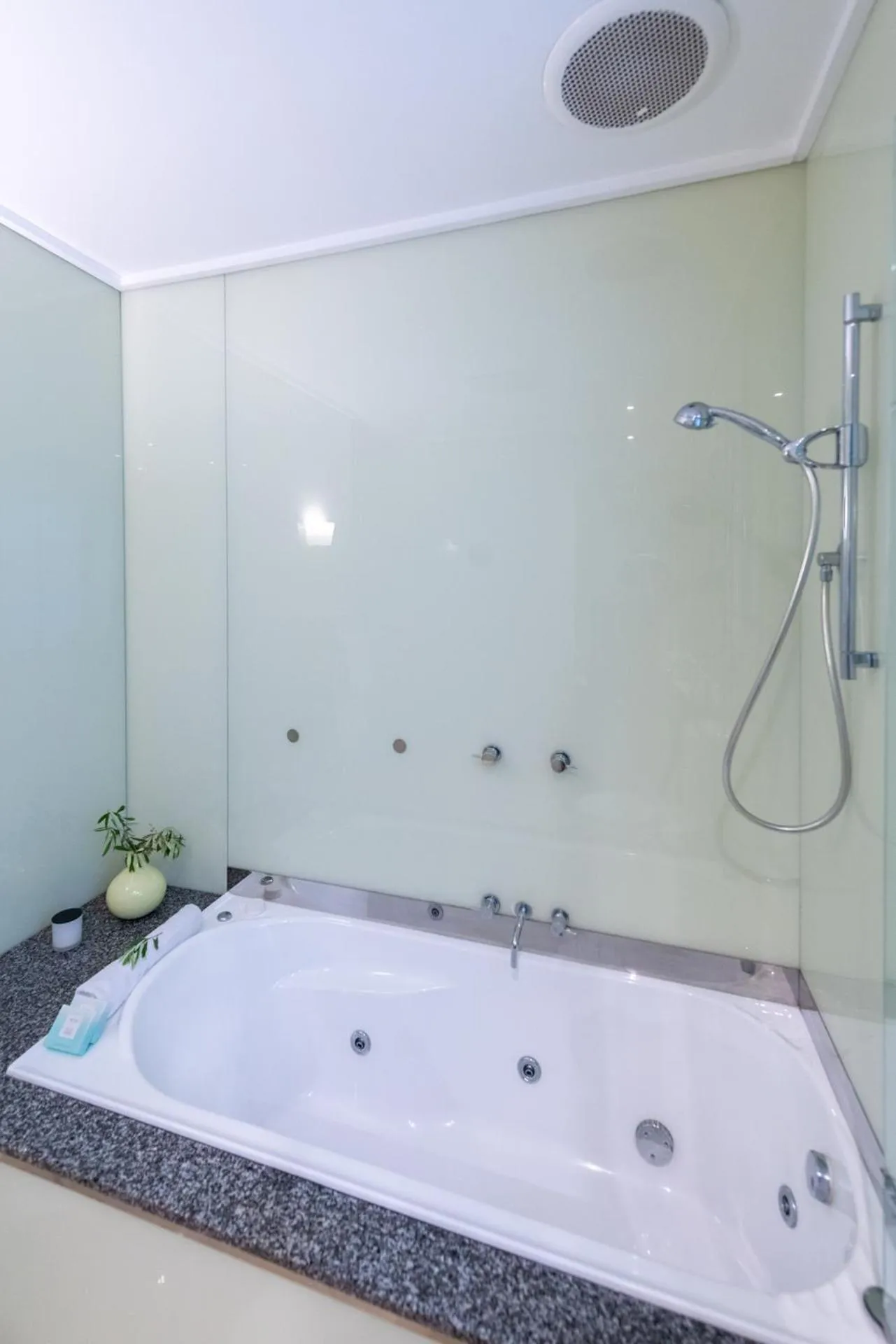 Shower in Rhyll Haven Luxury Getaway Apartments