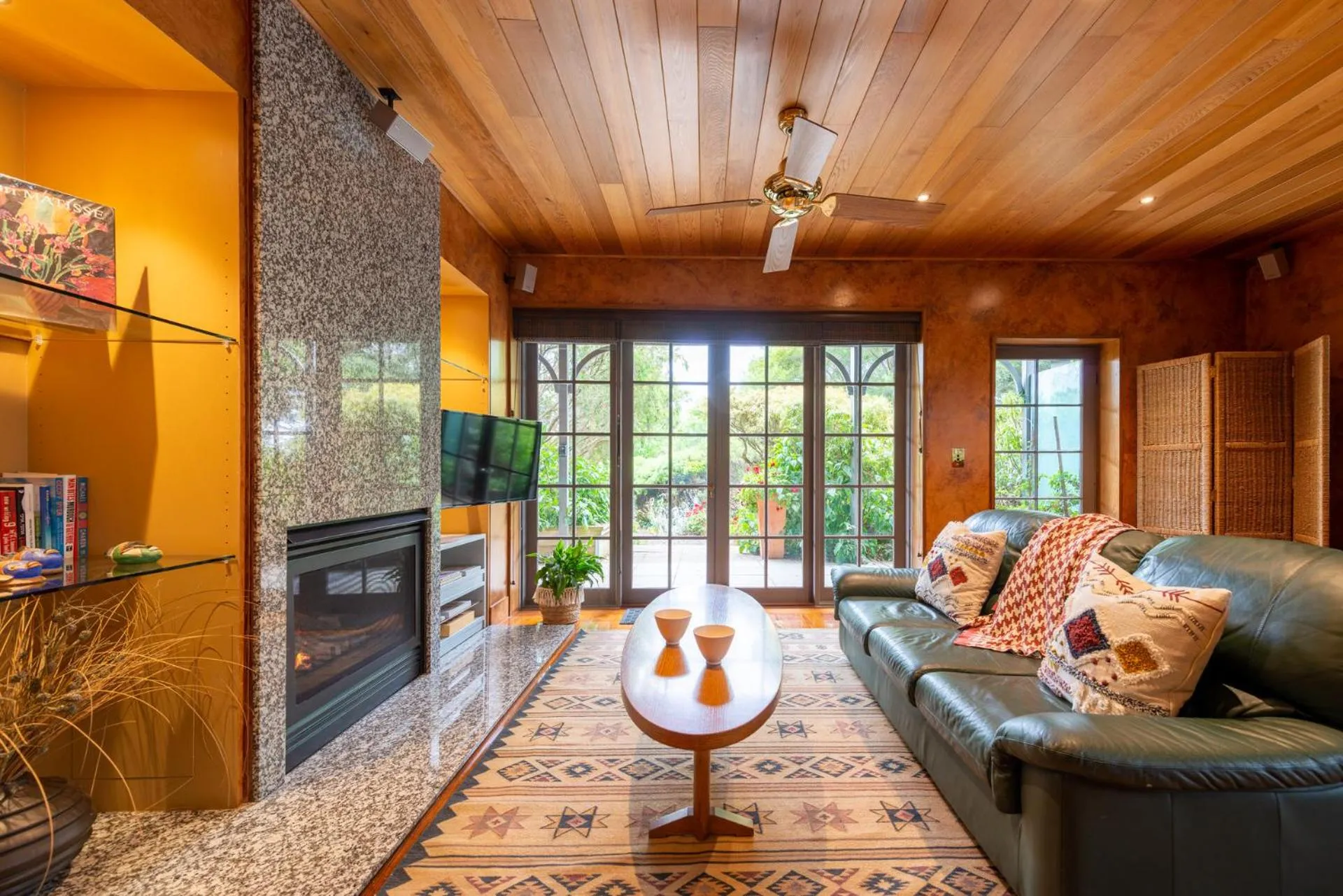 TV and multimedia in Rhyll Haven Luxury Getaway Apartments