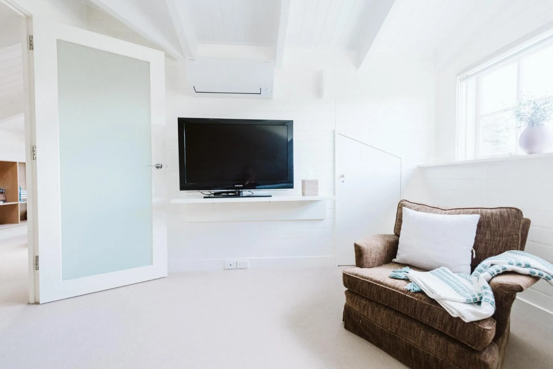 TV and multimedia in Rhyll Haven Luxury Getaway Apartments