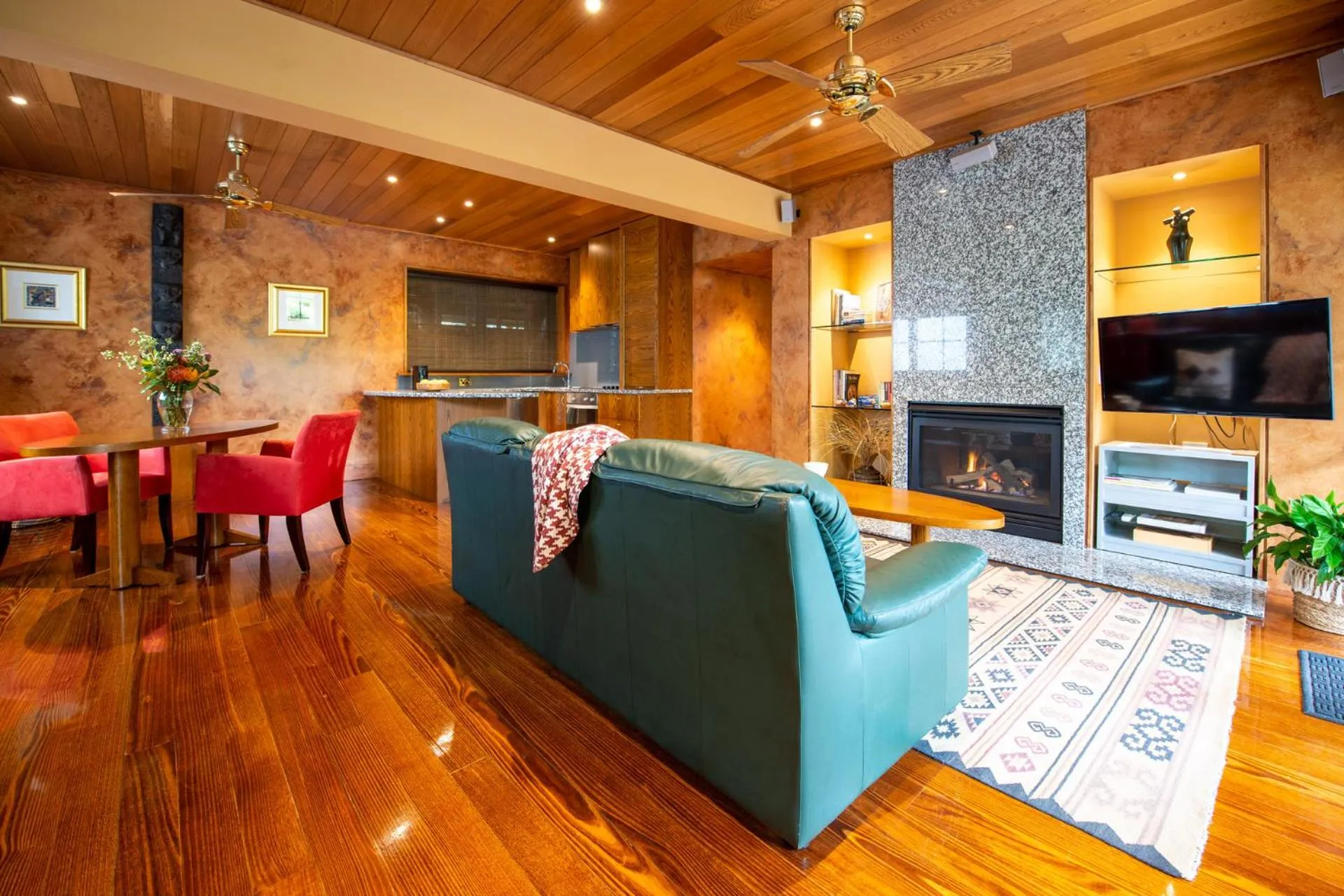 TV and multimedia in Rhyll Haven Luxury Getaway Apartments