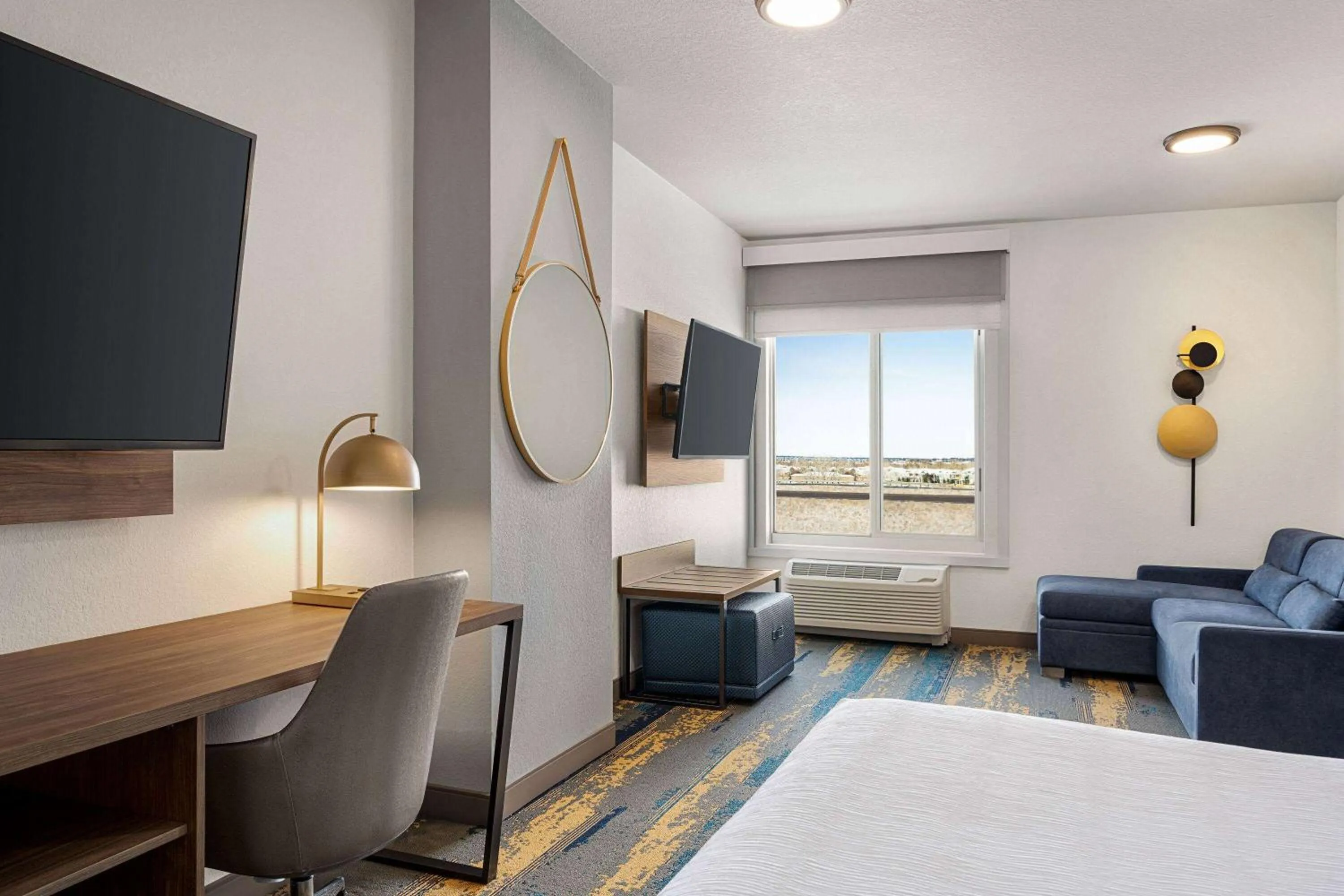 Photo of the whole room, Bed in La Quinta Inn & Suites by Wyndham Denver Parker