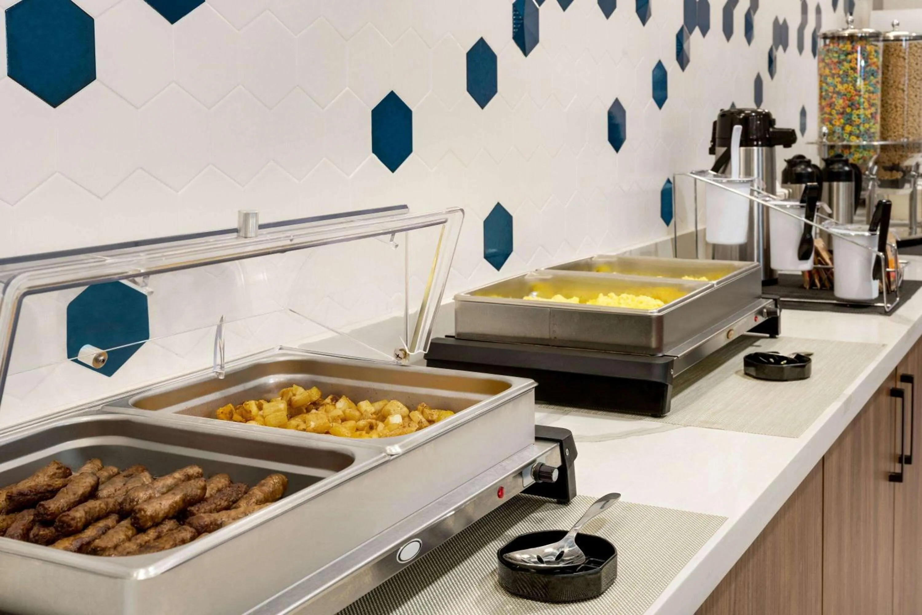 Breakfast in La Quinta Inn & Suites by Wyndham Denver Parker
