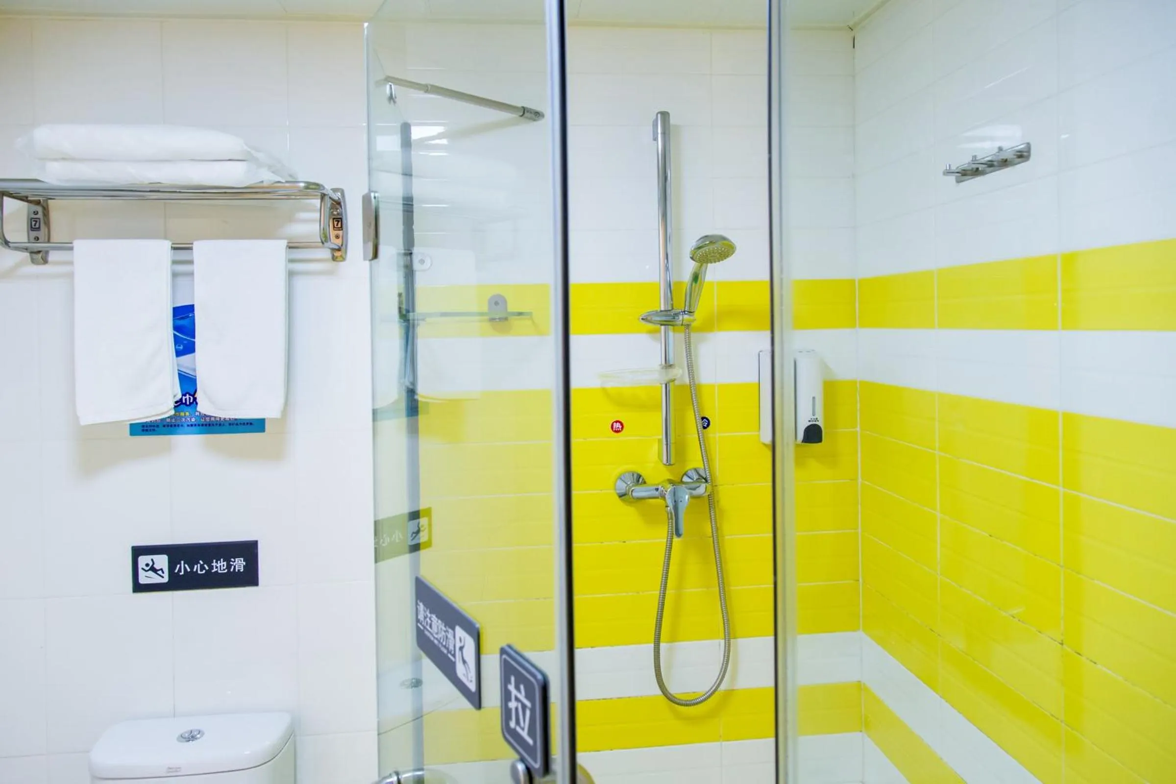 Shower in 7Days Premium Guangzhou Kecun Subway Station