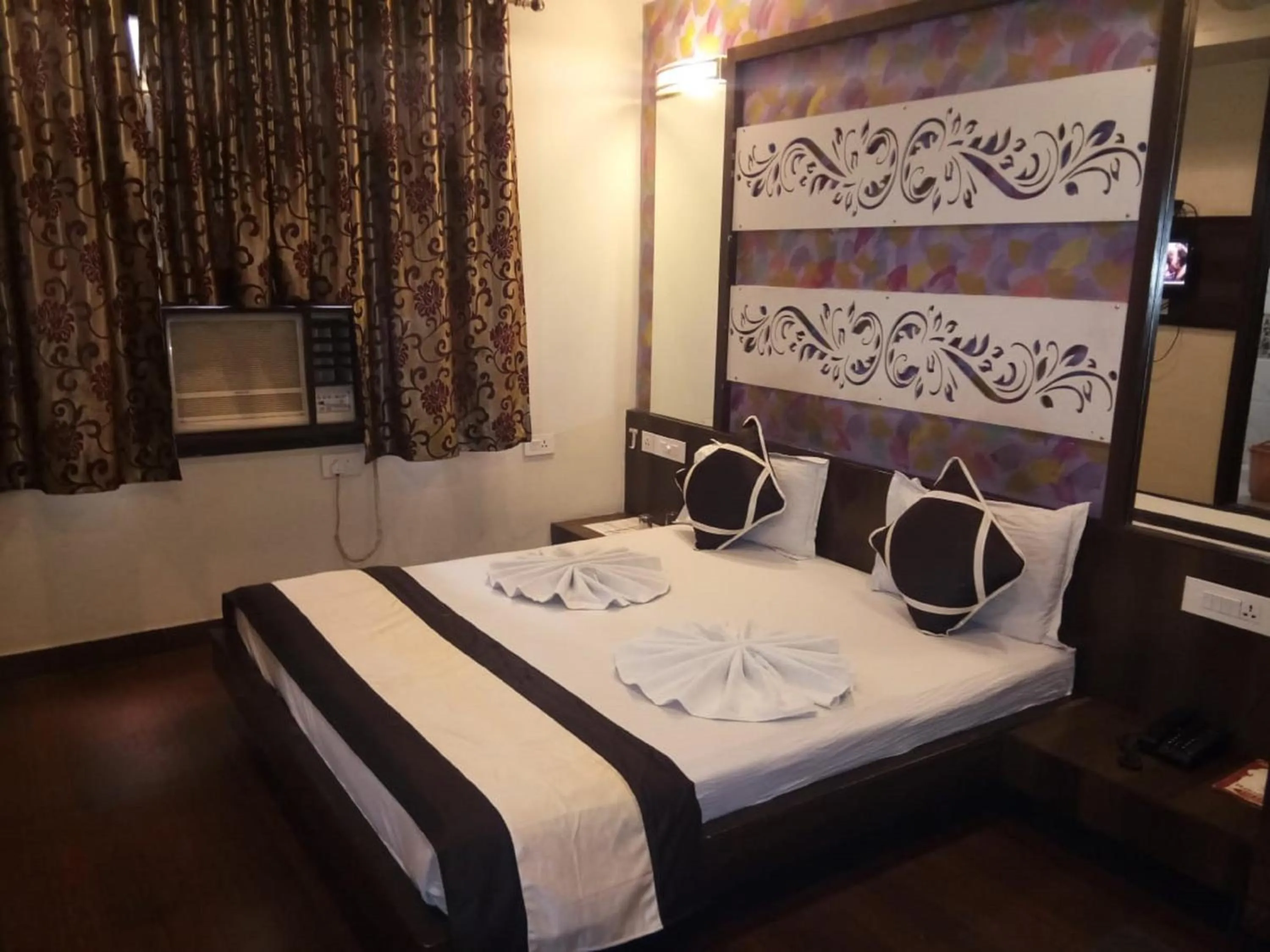 Bed in Hotel Mahadev Villa
