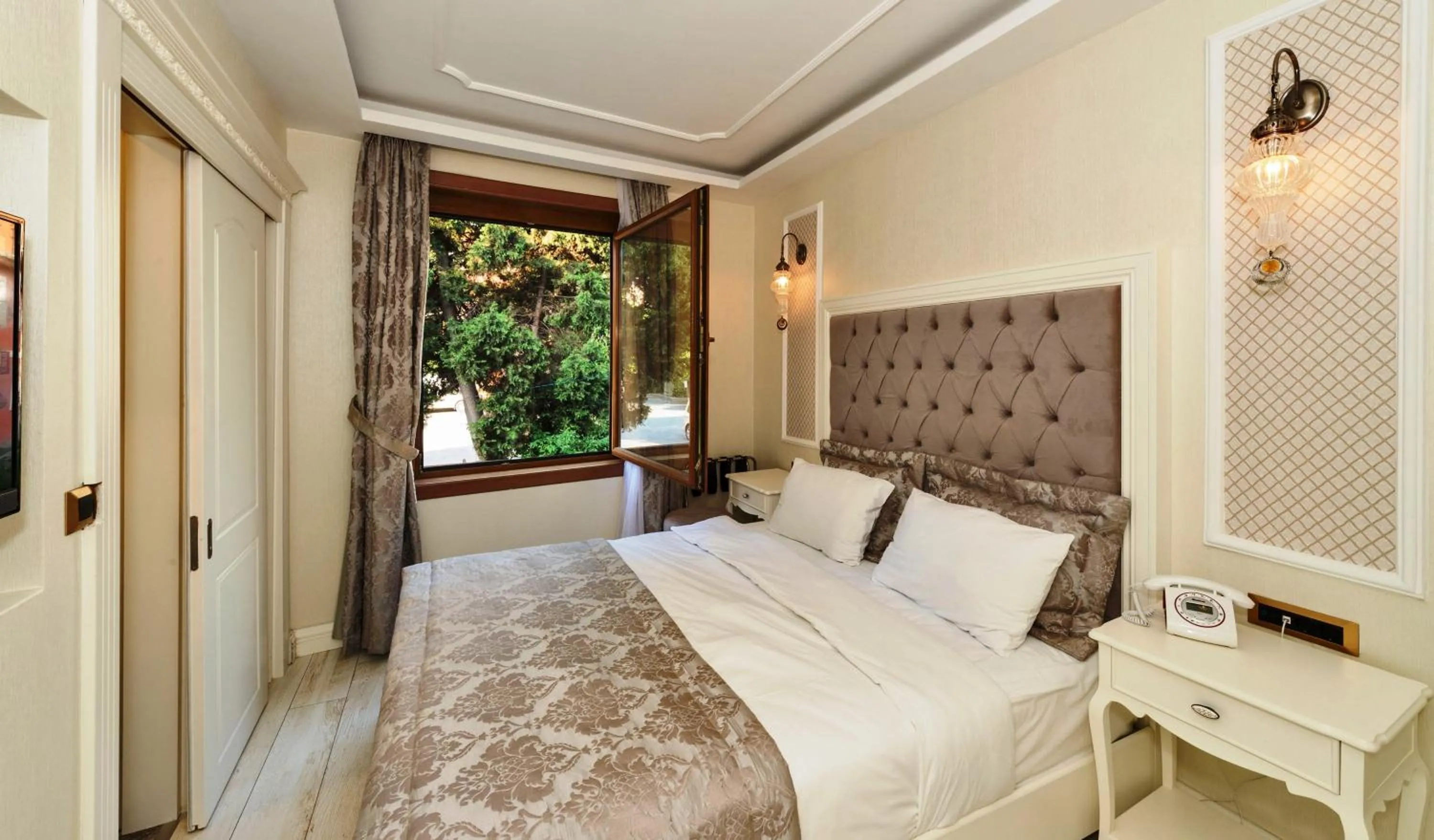 Bed in Zeynep Sultan Hotel