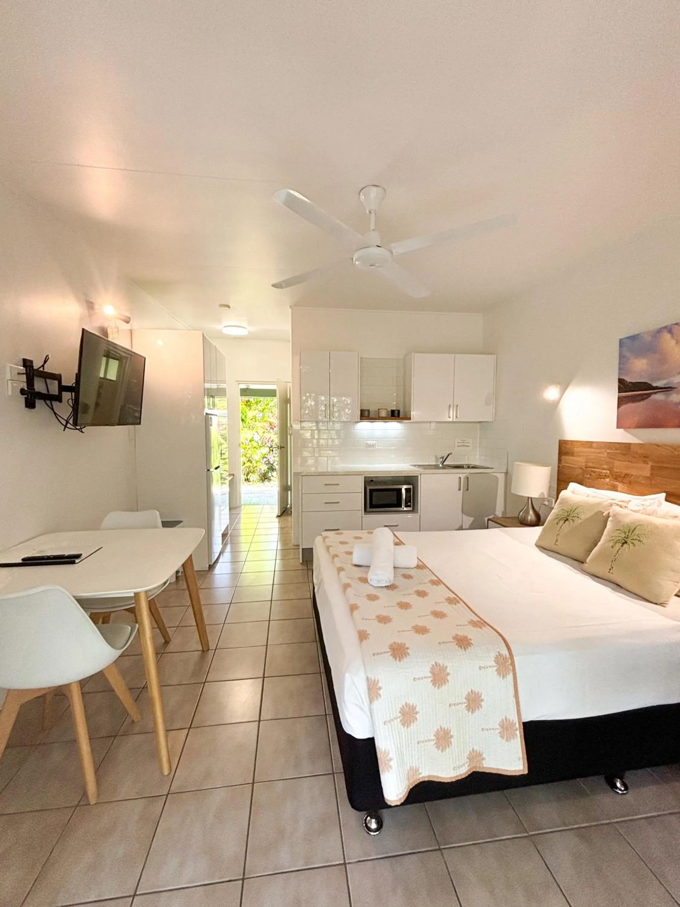 Kitchen or kitchenette, Bed in Amaroo On Mandalay, Magnetic Island