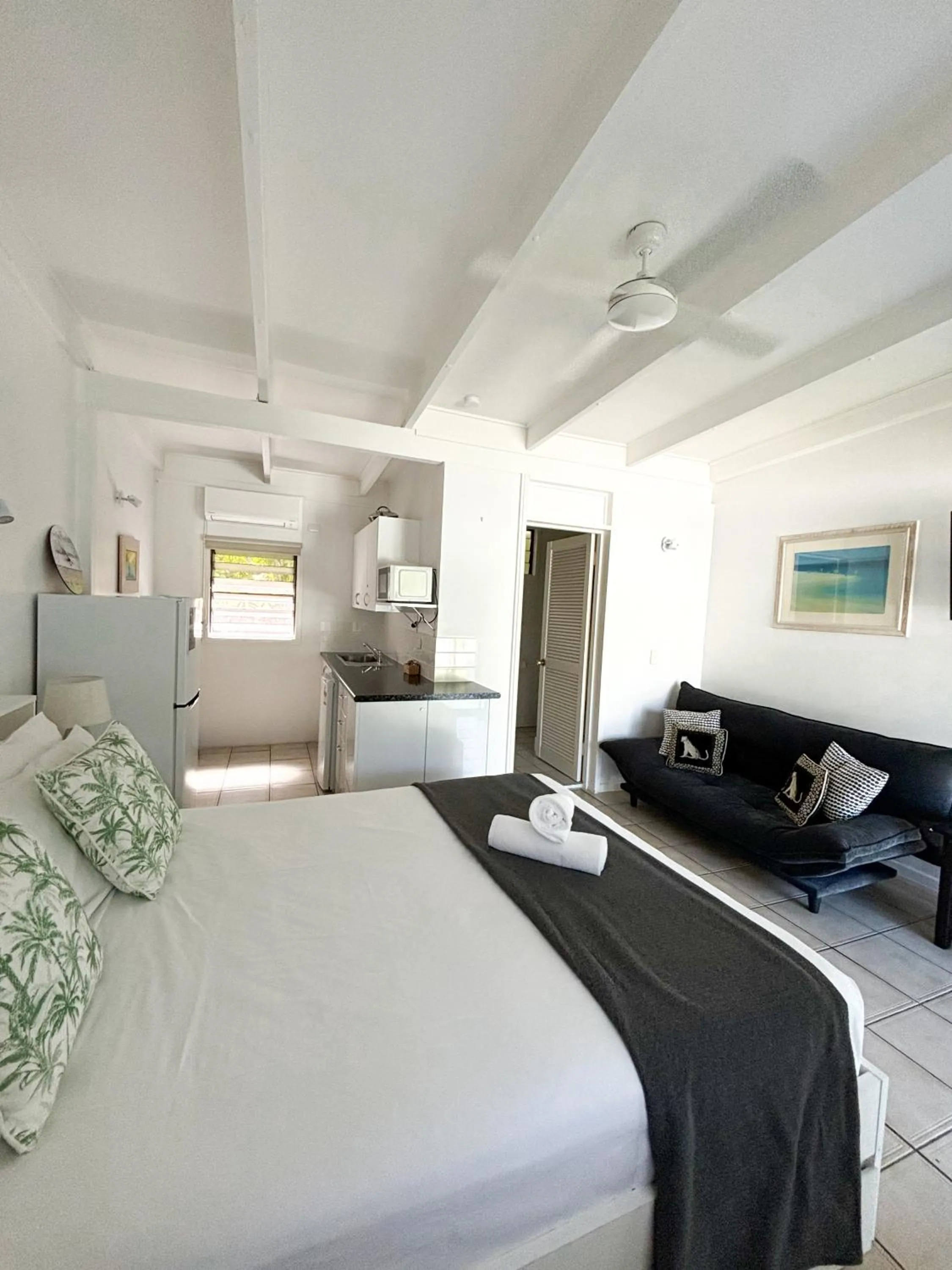Photo of the whole room, Bed in Amaroo On Mandalay, Magnetic Island