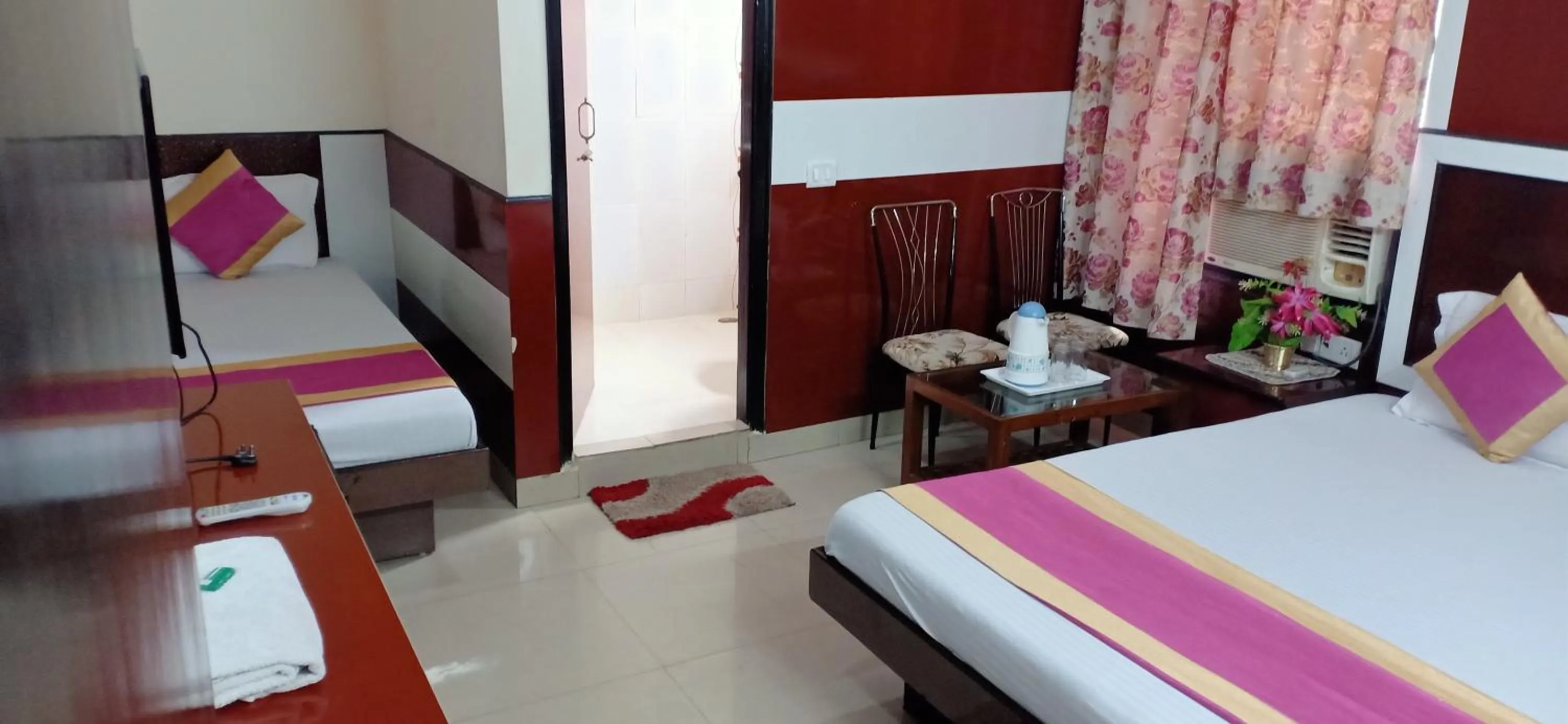 Bedroom, Bed in Hotel Su Shree Continental Dx Near New Delhi Railway Station