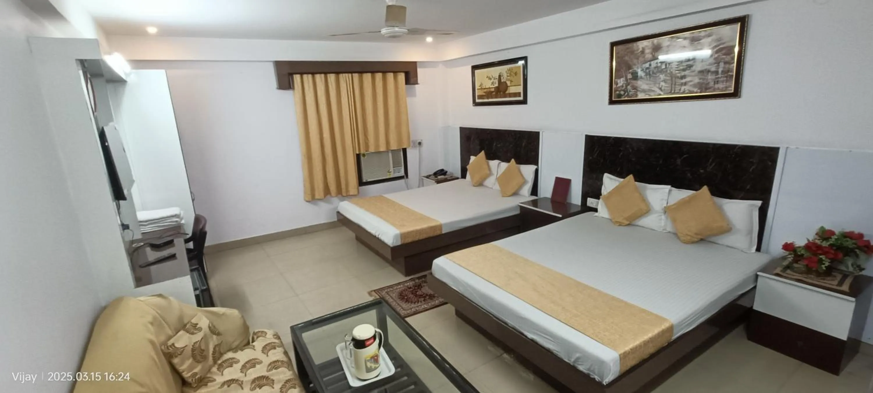 Bed in Hotel Su Shree Continental Dx Near New Delhi Railway Station