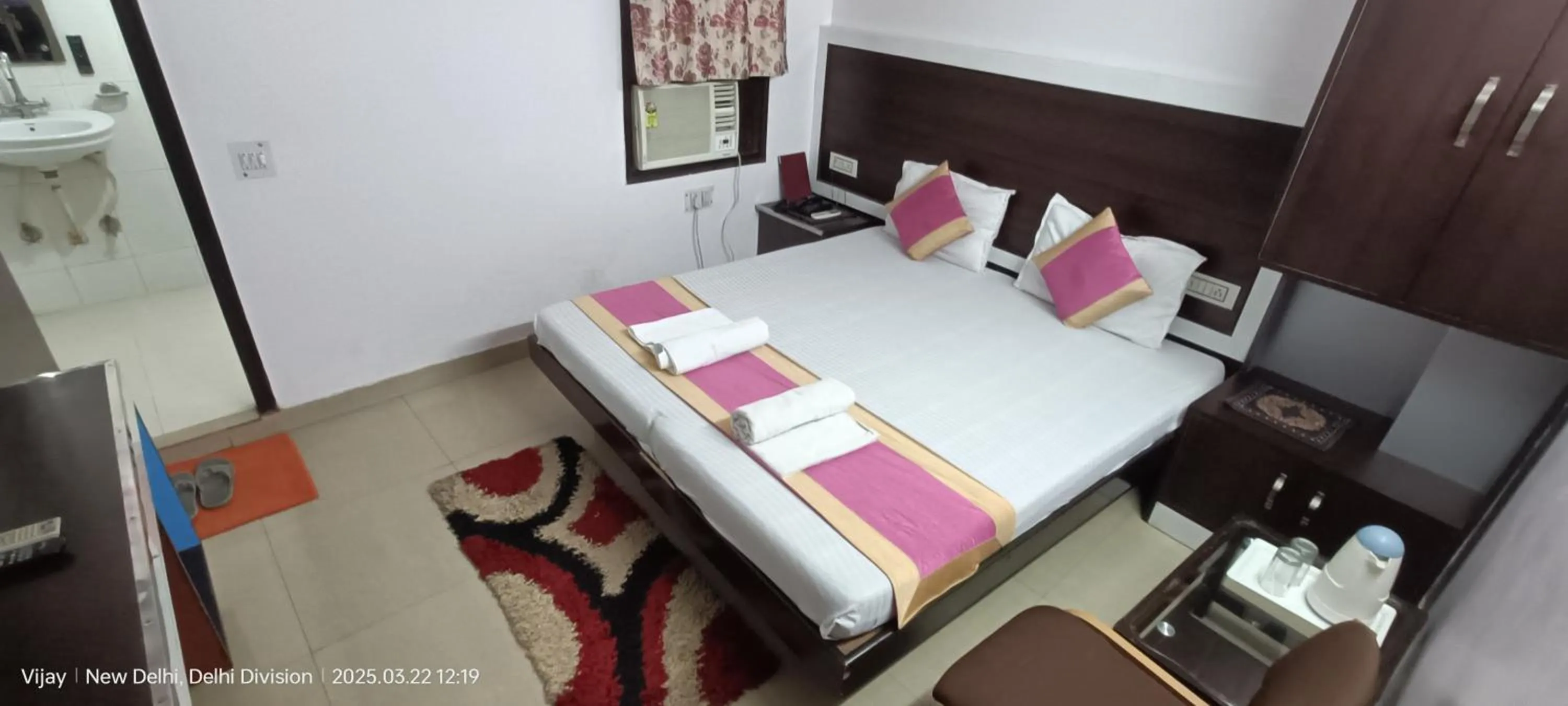 Bed in Hotel Su Shree Continental Dx Near New Delhi Railway Station