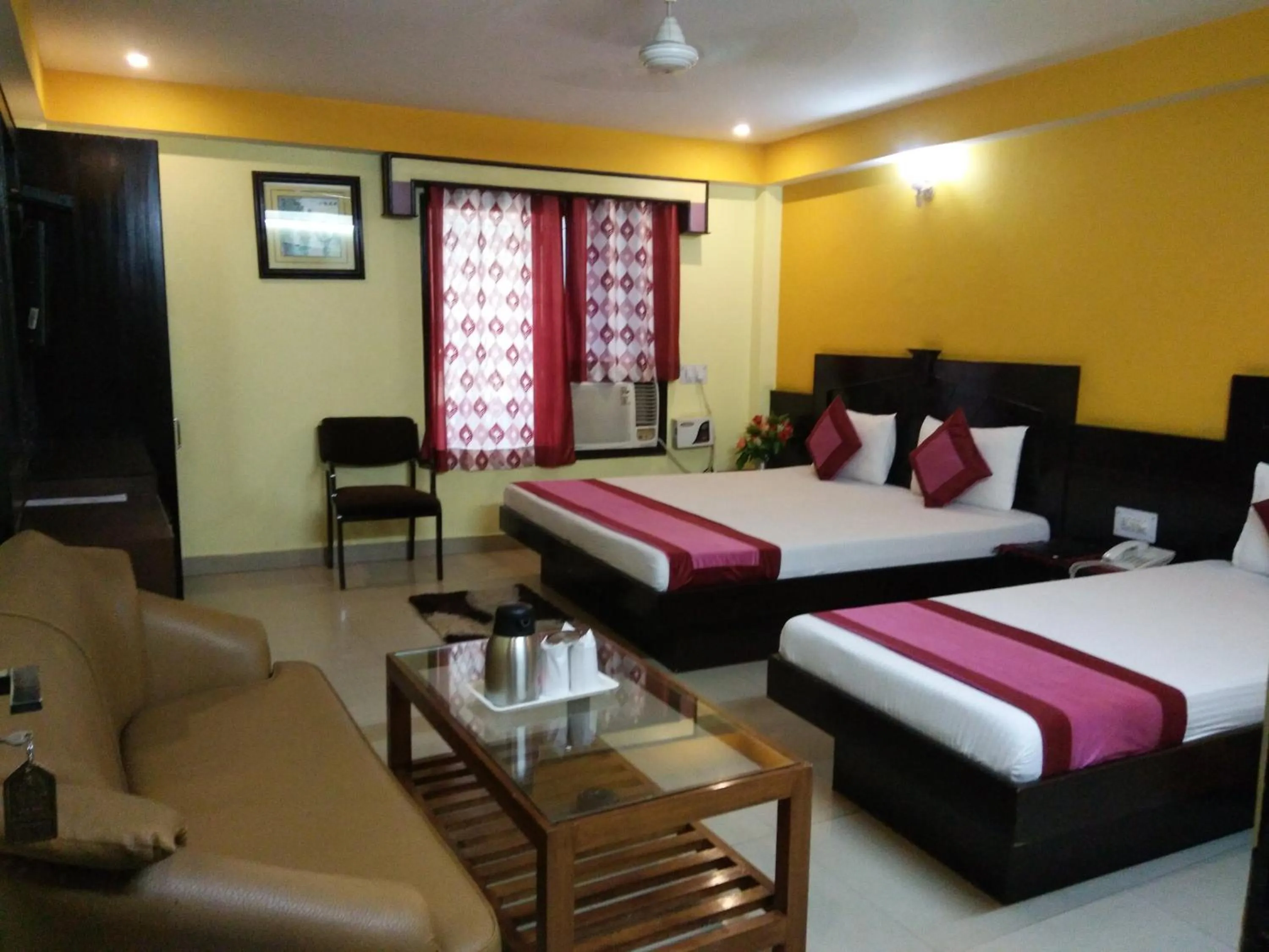 Day, Bed in Hotel Su Shree Continental Dx Near New Delhi Railway Station