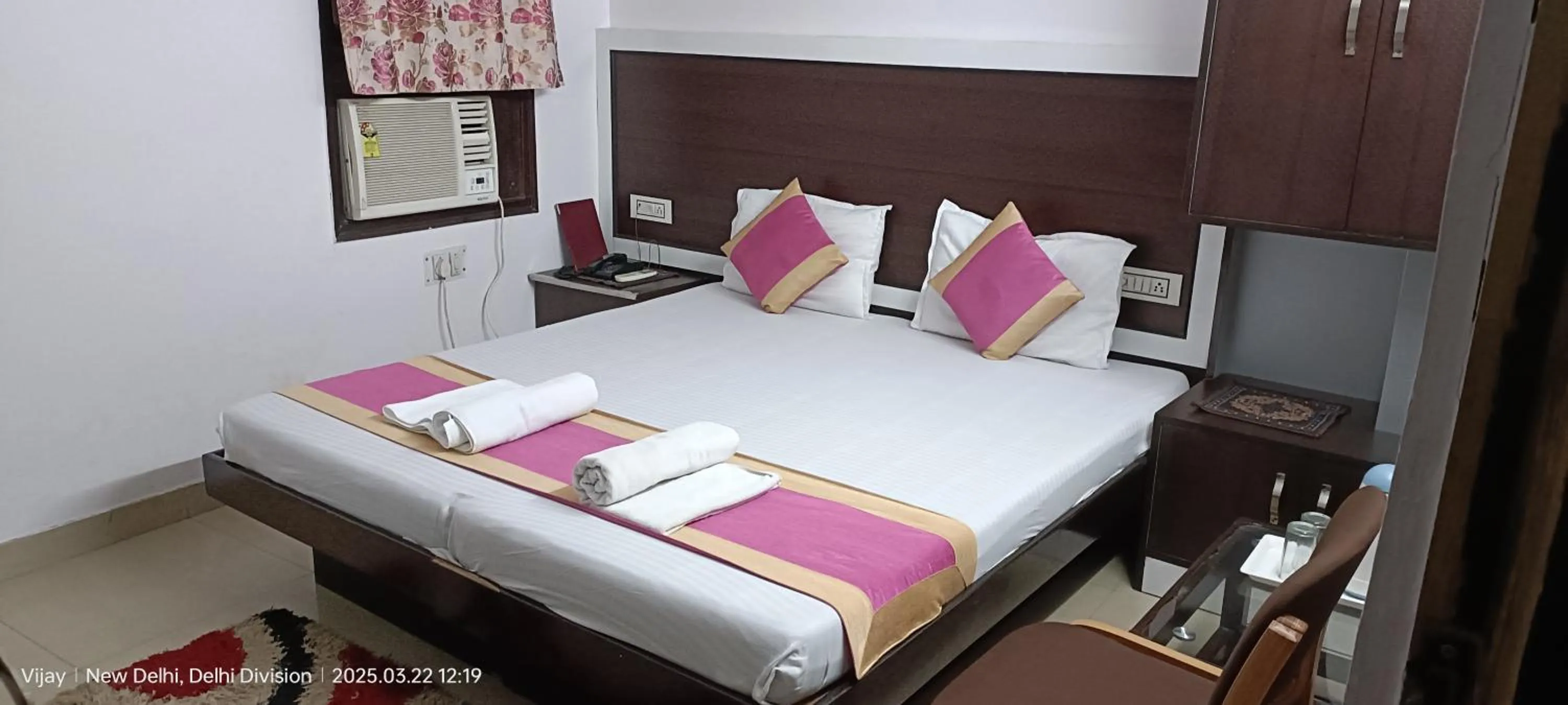 Bed in Hotel Su Shree Continental Dx Near New Delhi Railway Station