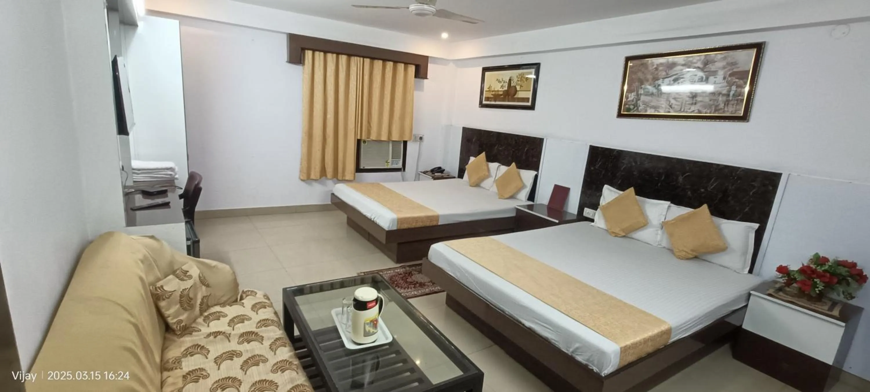 Bedroom, Bed in Hotel Su Shree Continental Dx Near New Delhi Railway Station