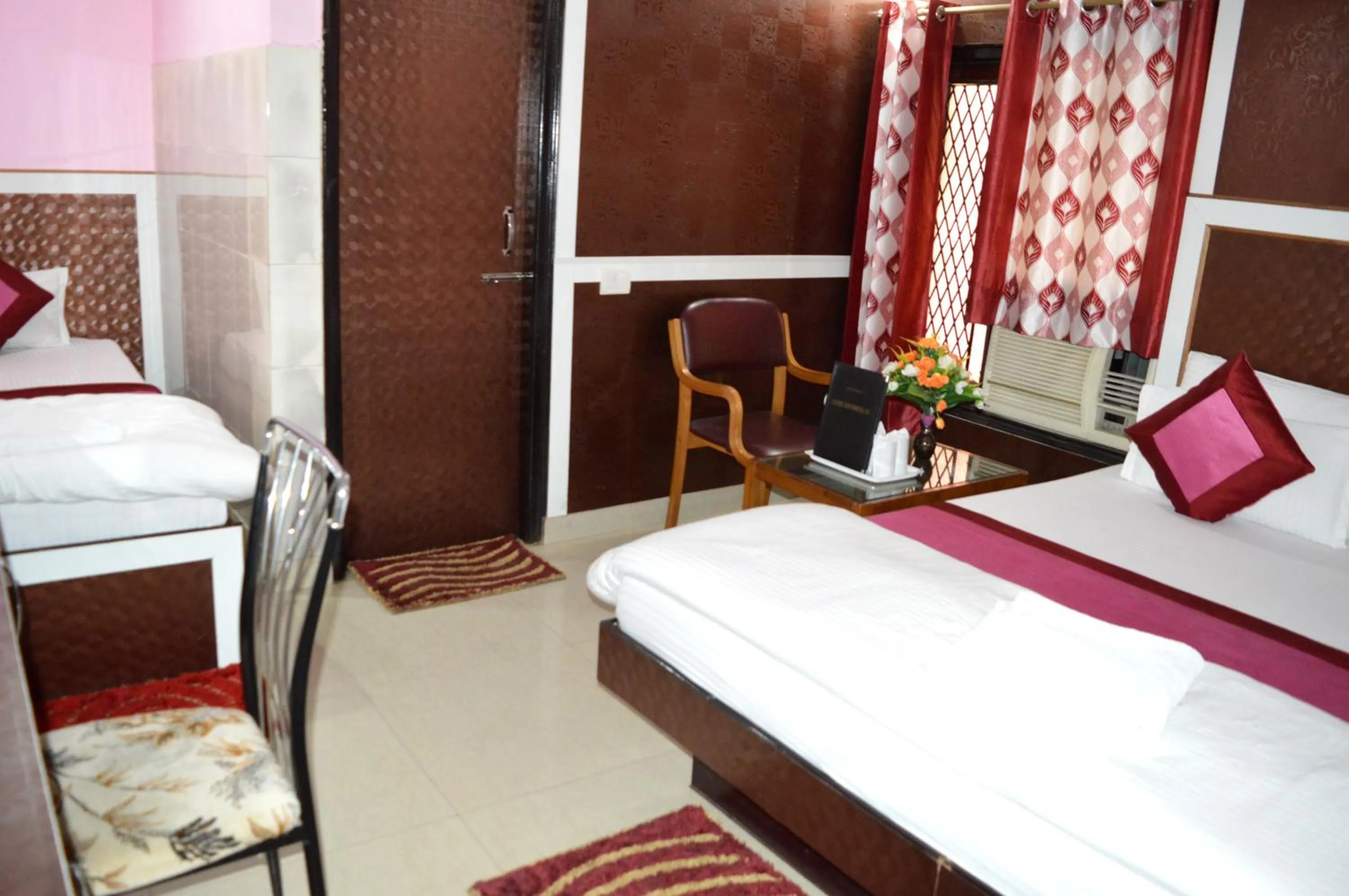Photo of the whole room, Bed in Hotel Su Shree Continental Dx Near New Delhi Railway Station