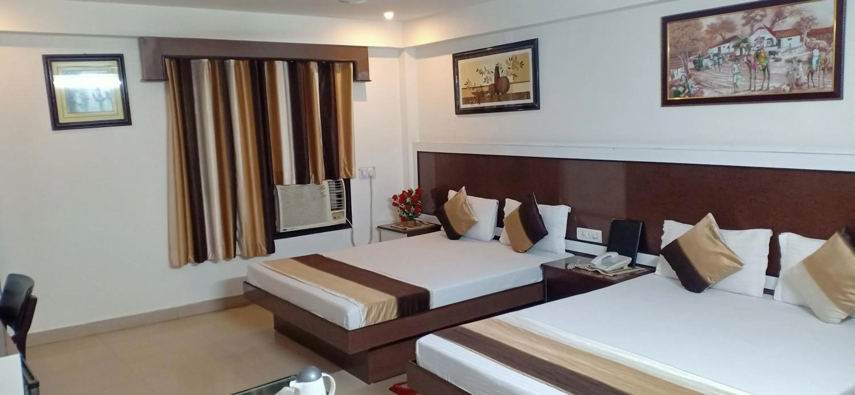 Bed in Hotel Su Shree Continental Dx Near New Delhi Railway Station