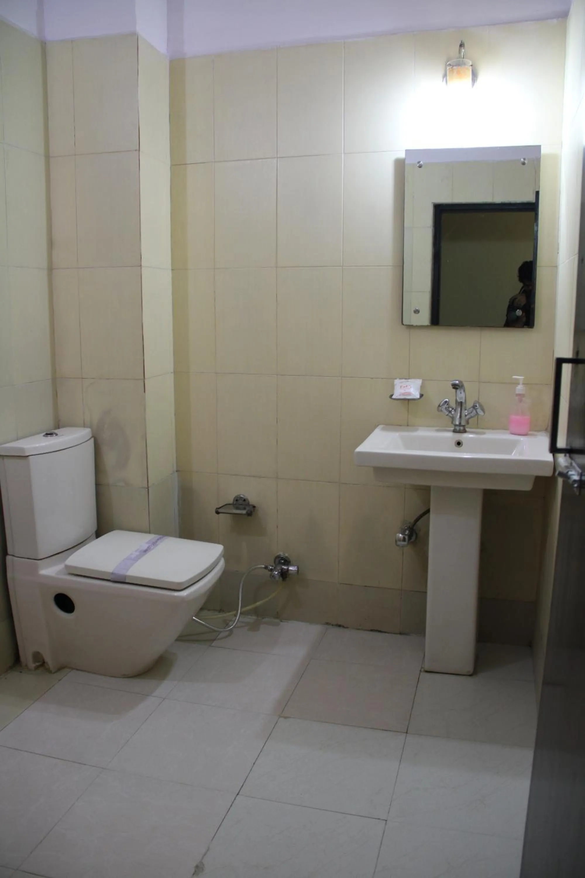 Toilet in Hotel Su Shree Continental Dx Near New Delhi Railway Station