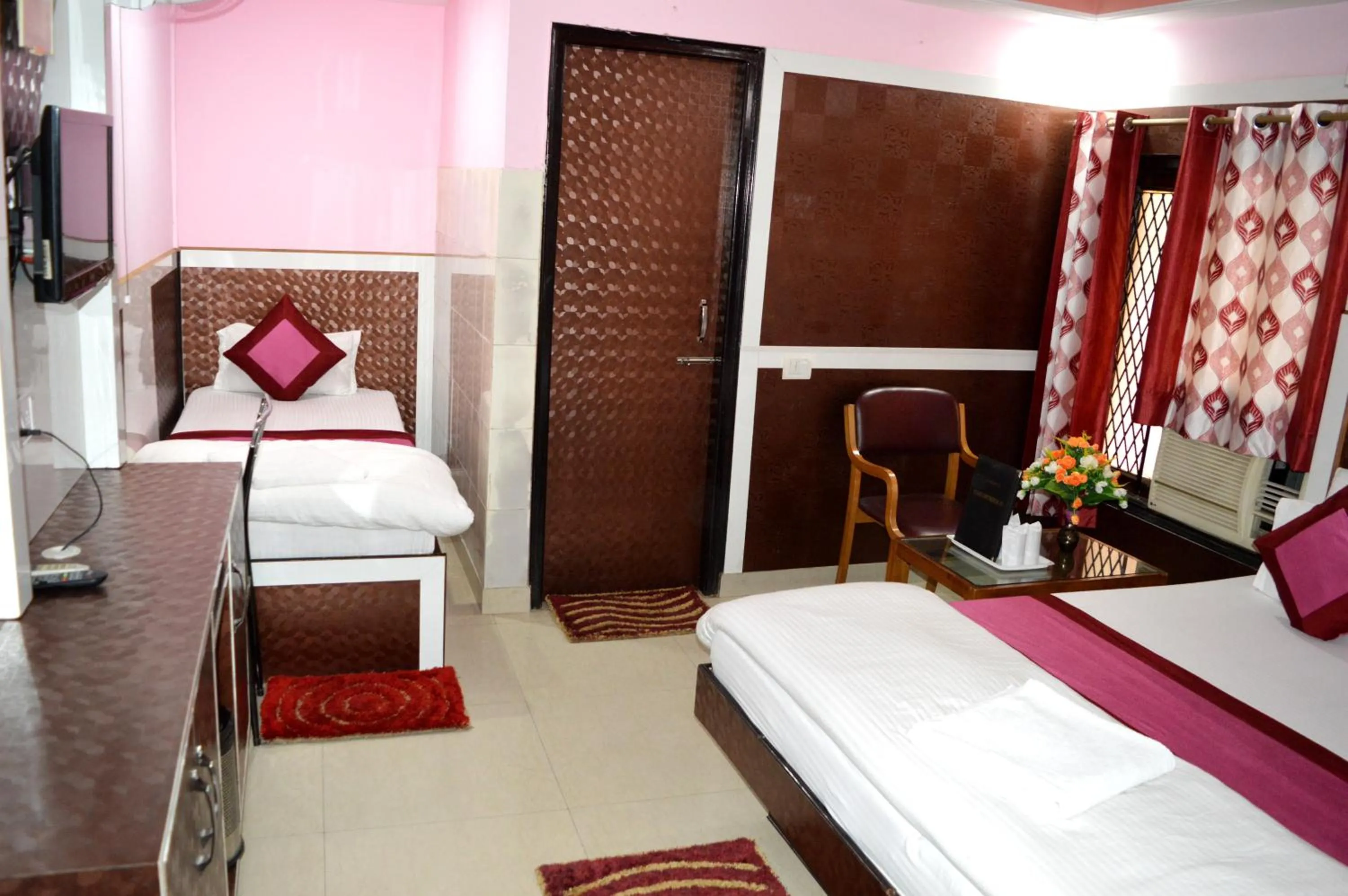 Bedroom, Bed in Hotel Su Shree Continental Dx Near New Delhi Railway Station