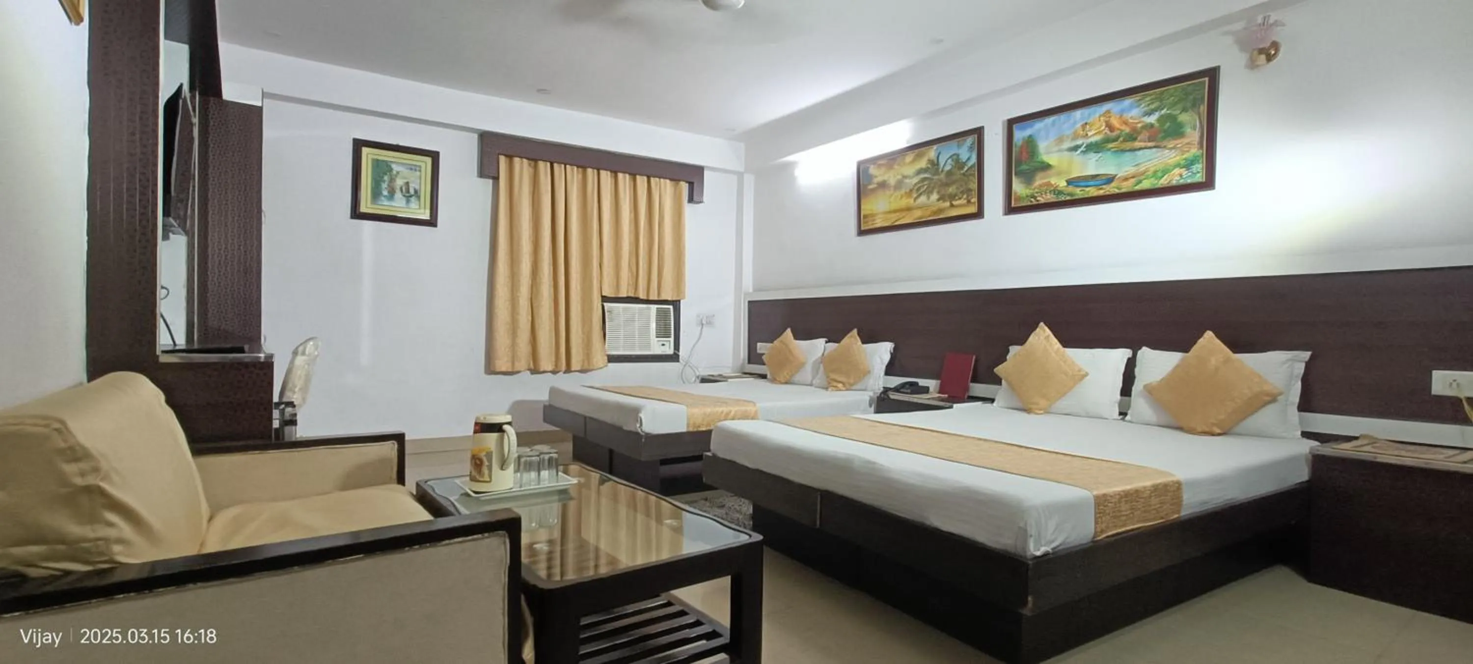 Bed in Hotel Su Shree Continental Dx Near New Delhi Railway Station