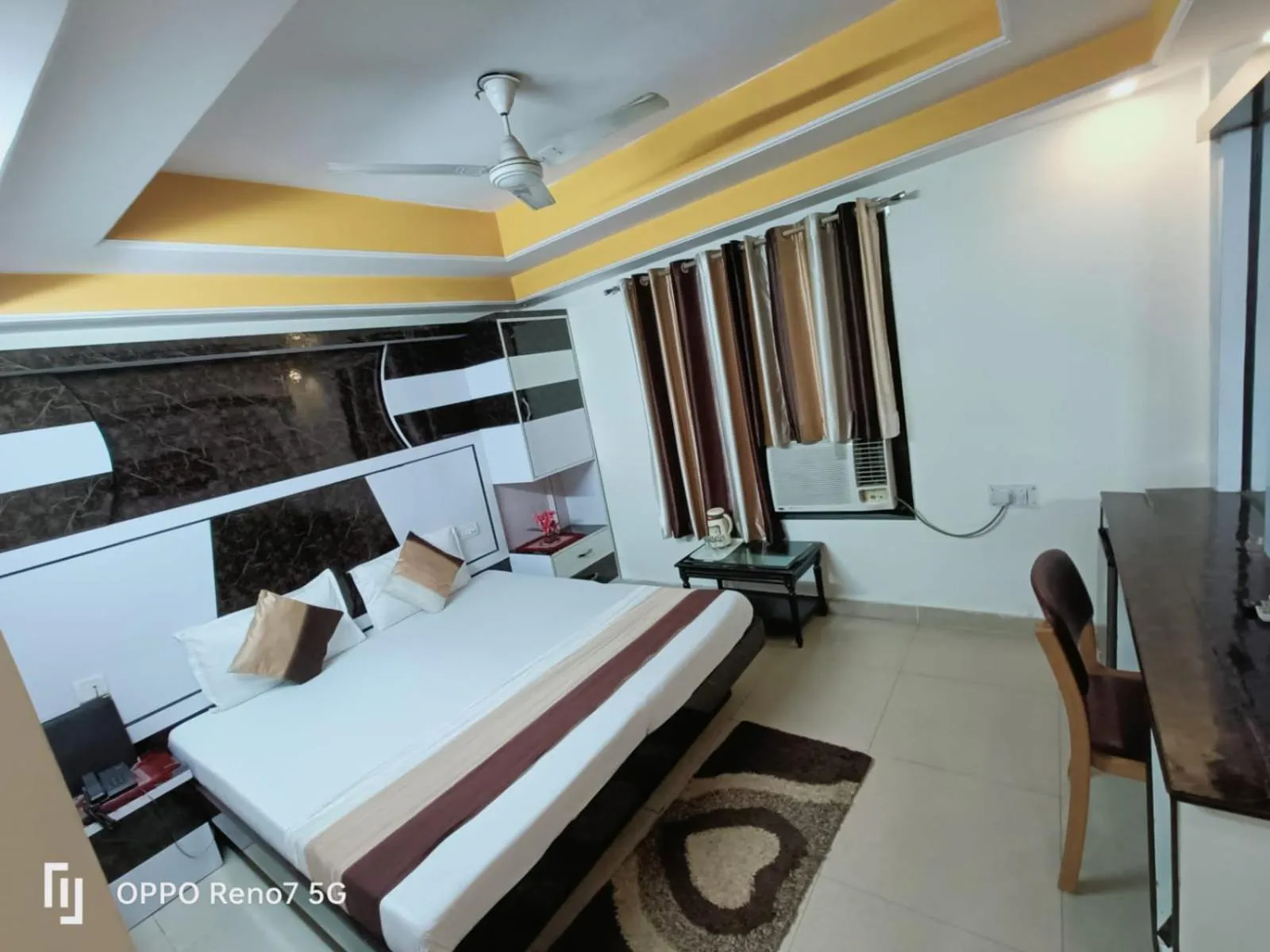 Bedroom, Bed in Hotel Su Shree Continental Dx Near New Delhi Railway Station