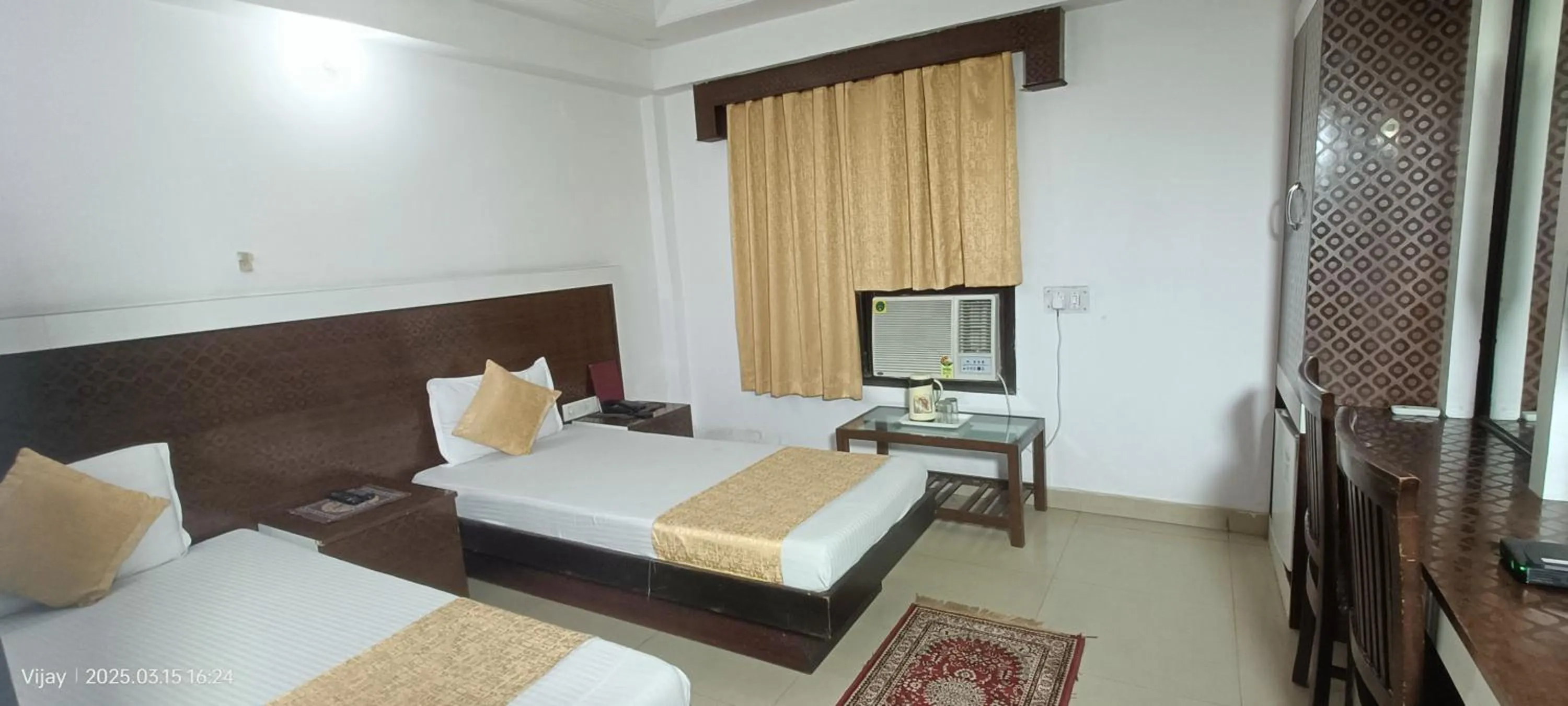 Photo of the whole room, Bed in Hotel Su Shree Continental Dx Near New Delhi Railway Station