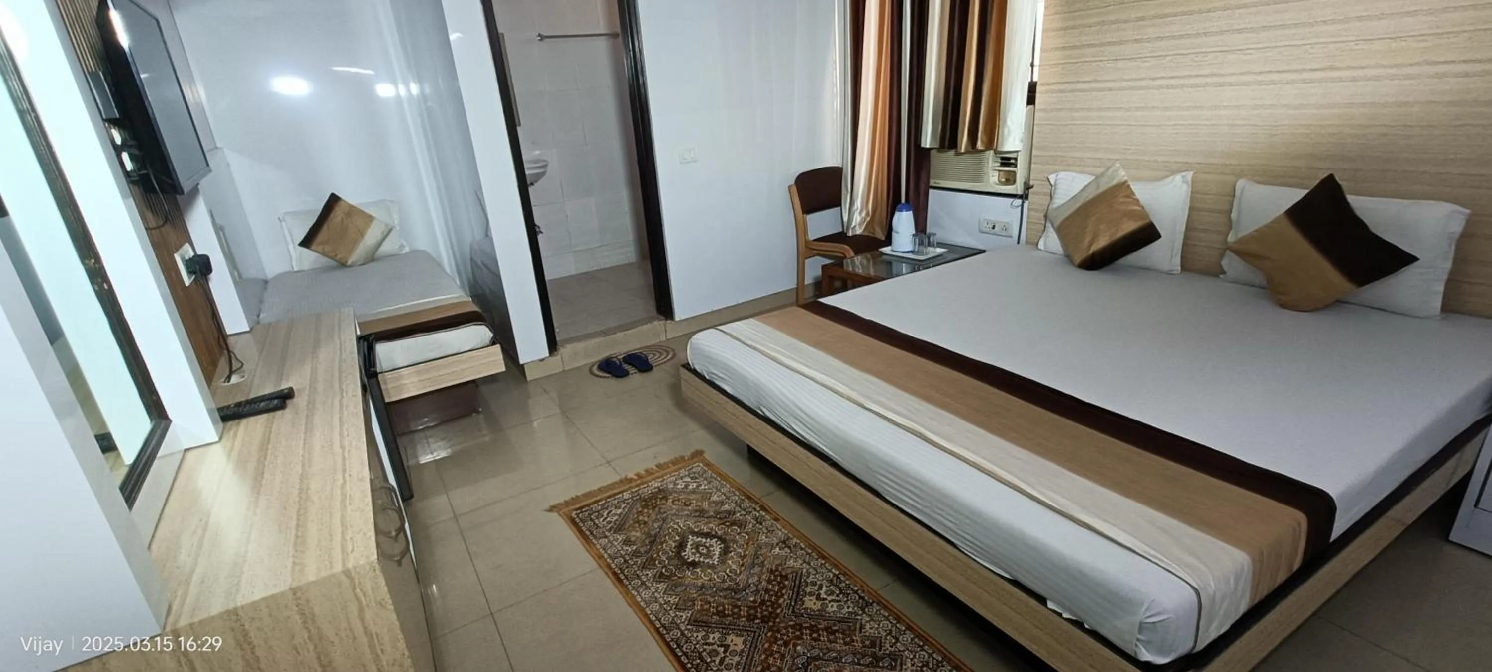 Photo of the whole room, Bed in Hotel Su Shree Continental Dx Near New Delhi Railway Station