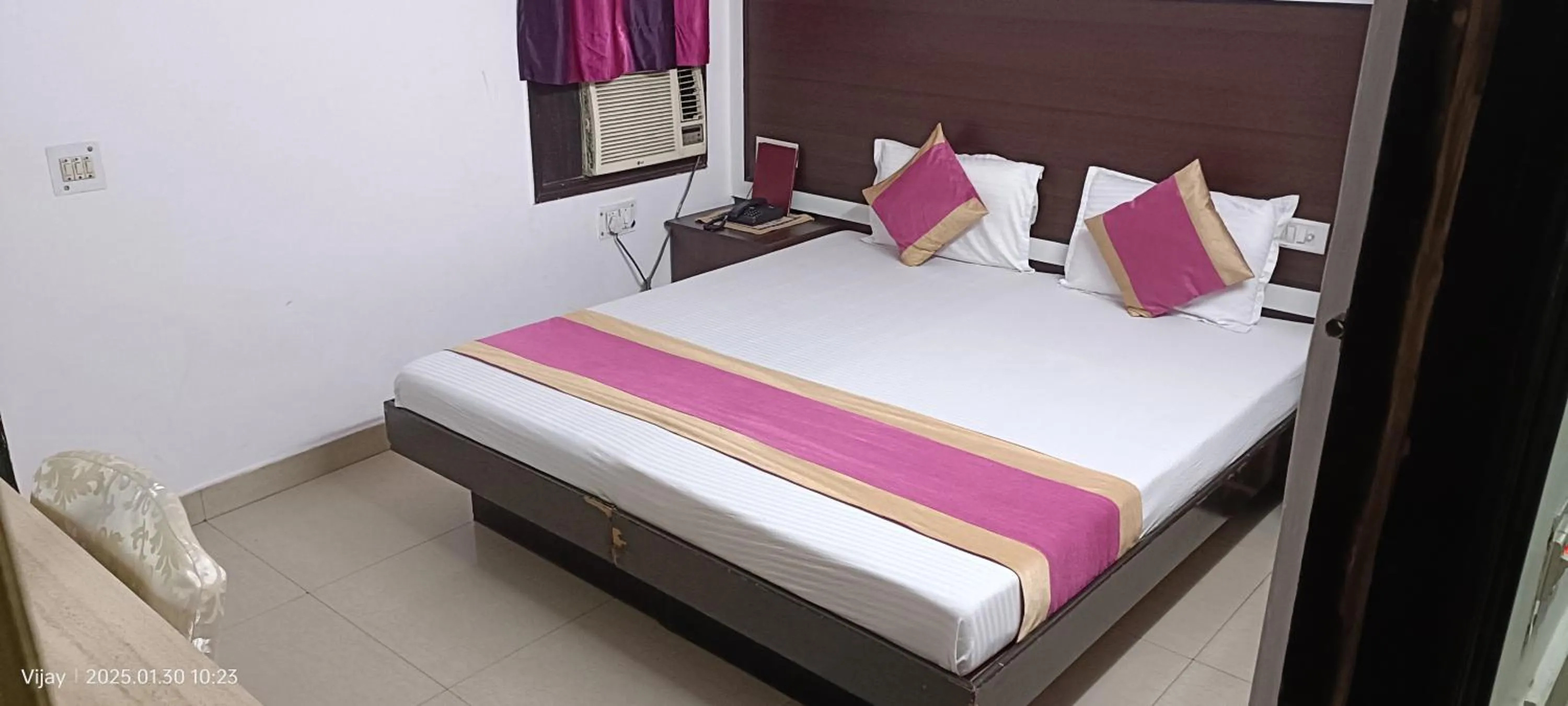 Bedroom, Bed in Hotel Su Shree Continental Dx Near New Delhi Railway Station