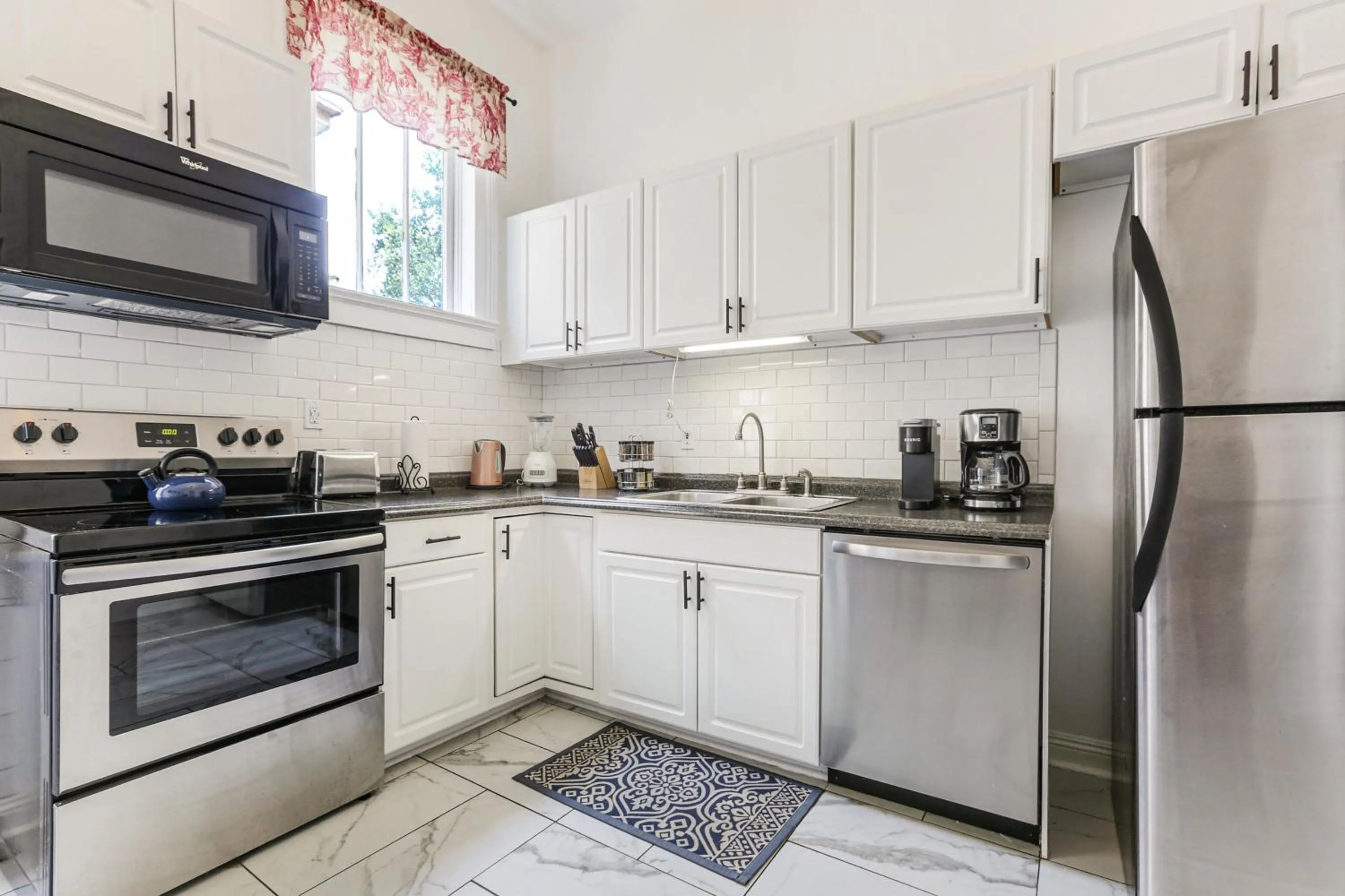 Kitchen or kitchenette in Uptown Spacious 4BD/3BA with Historic Charm