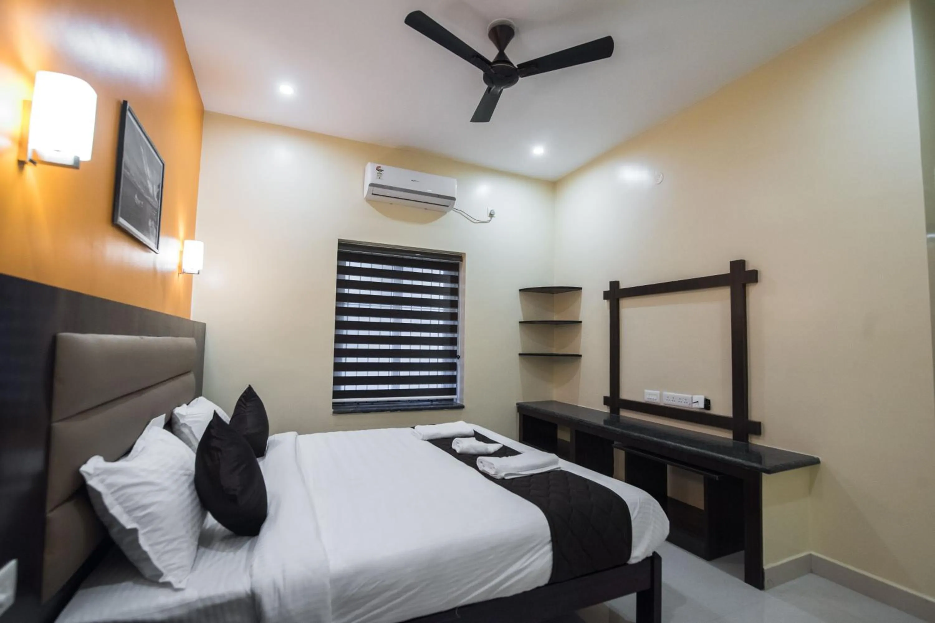 Bedroom, Bed in Saffron Vilva