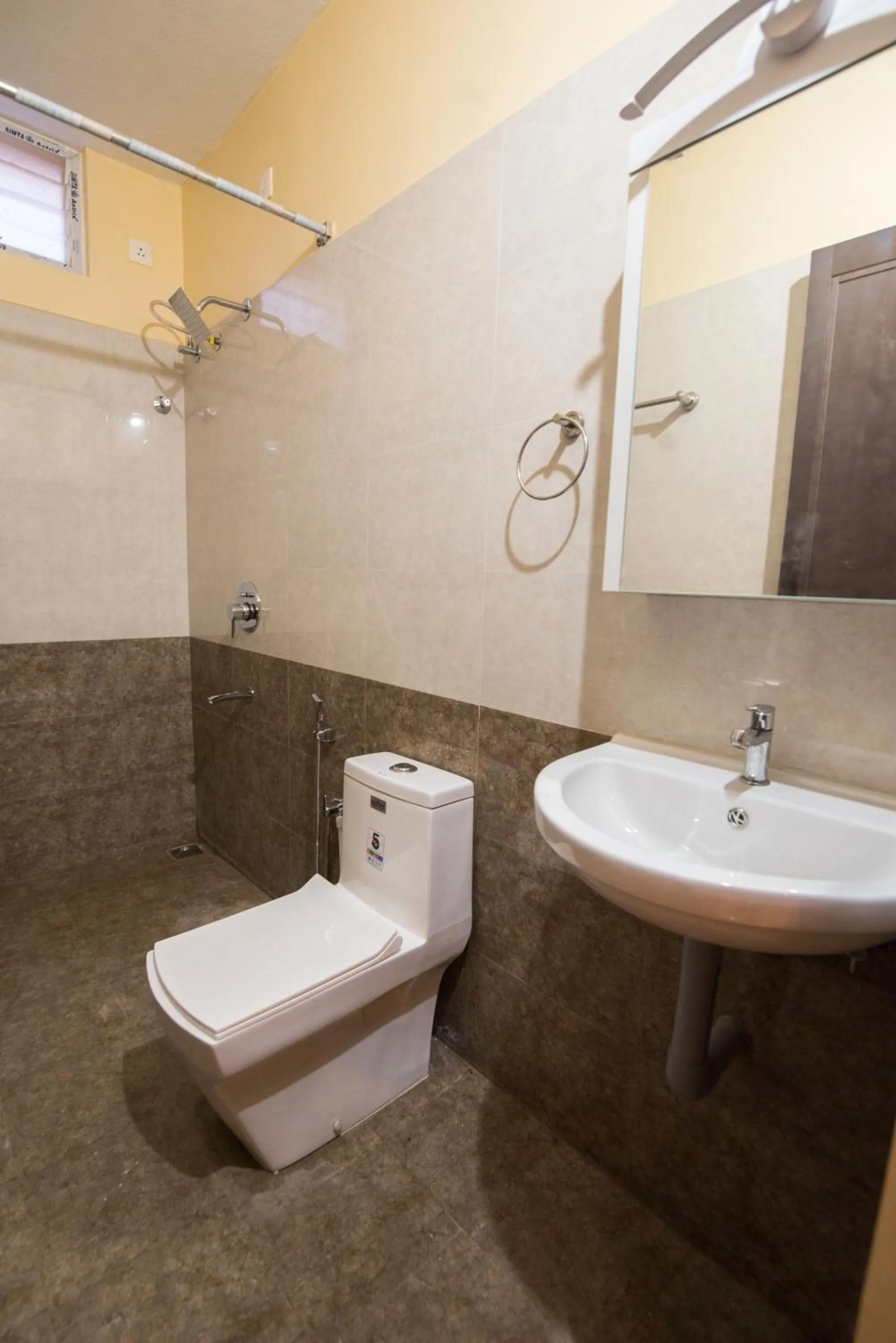 Toilet in Saffron Vilva