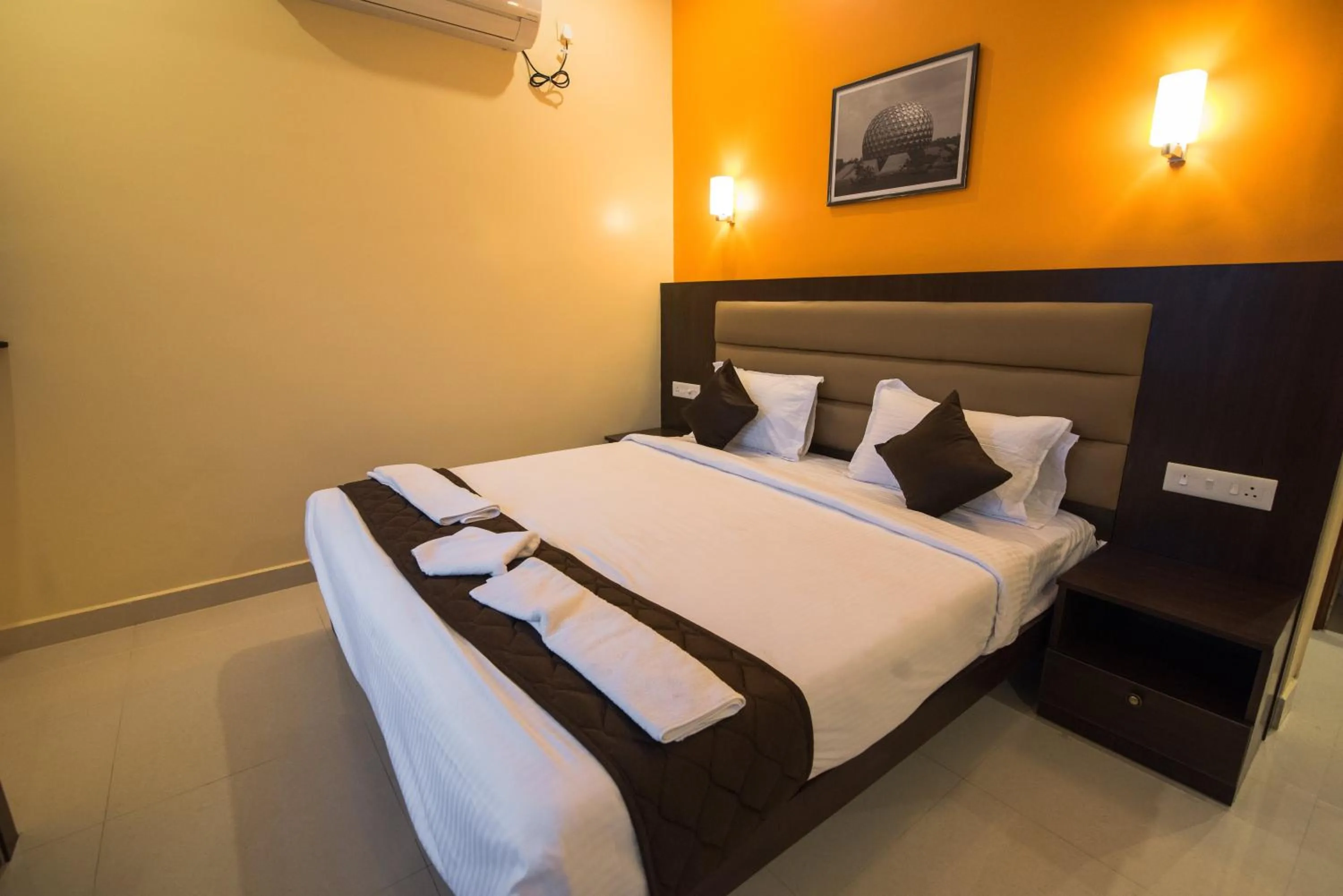 Bedroom, Bed in Saffron Vilva