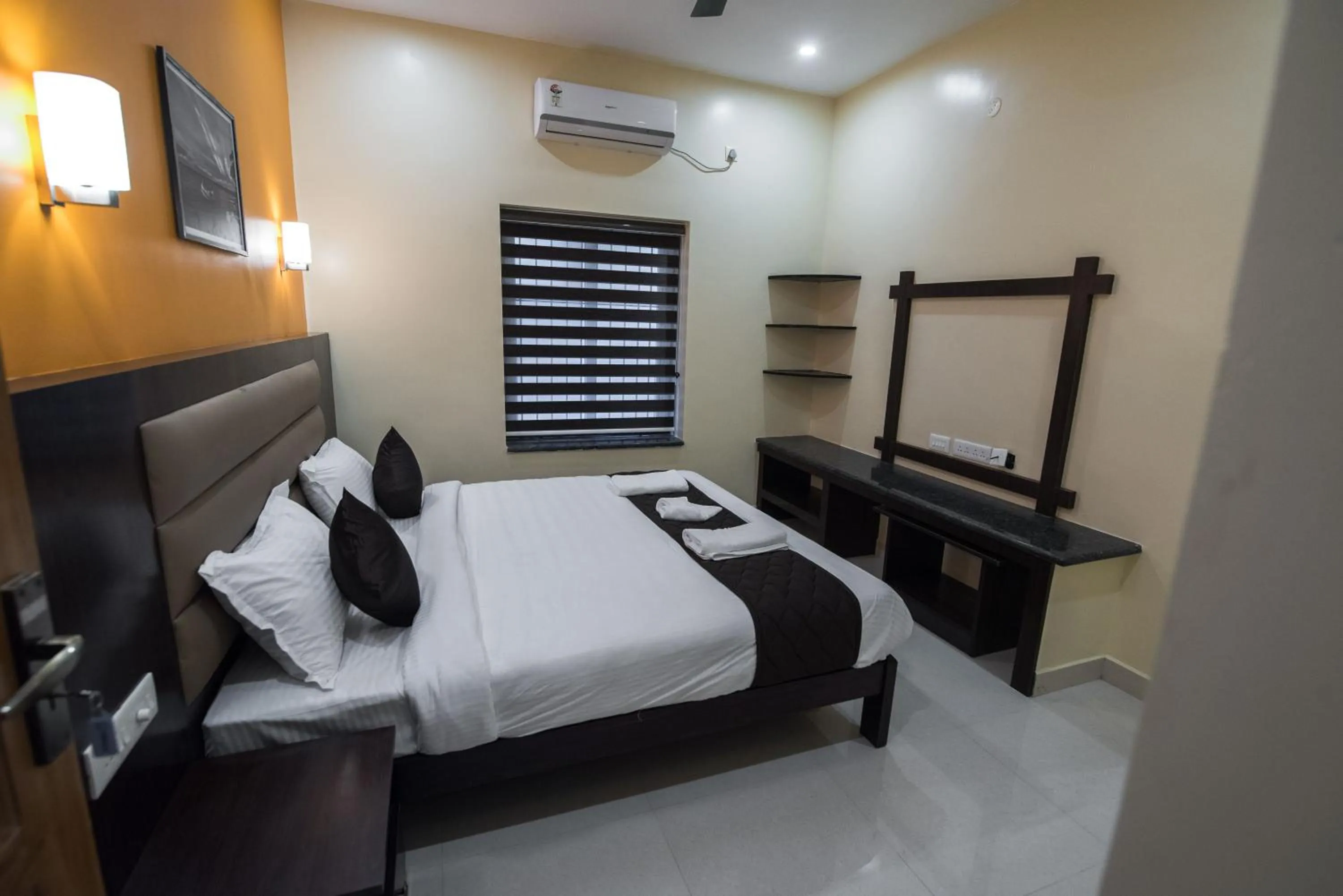 Photo of the whole room, Bed in Saffron Vilva