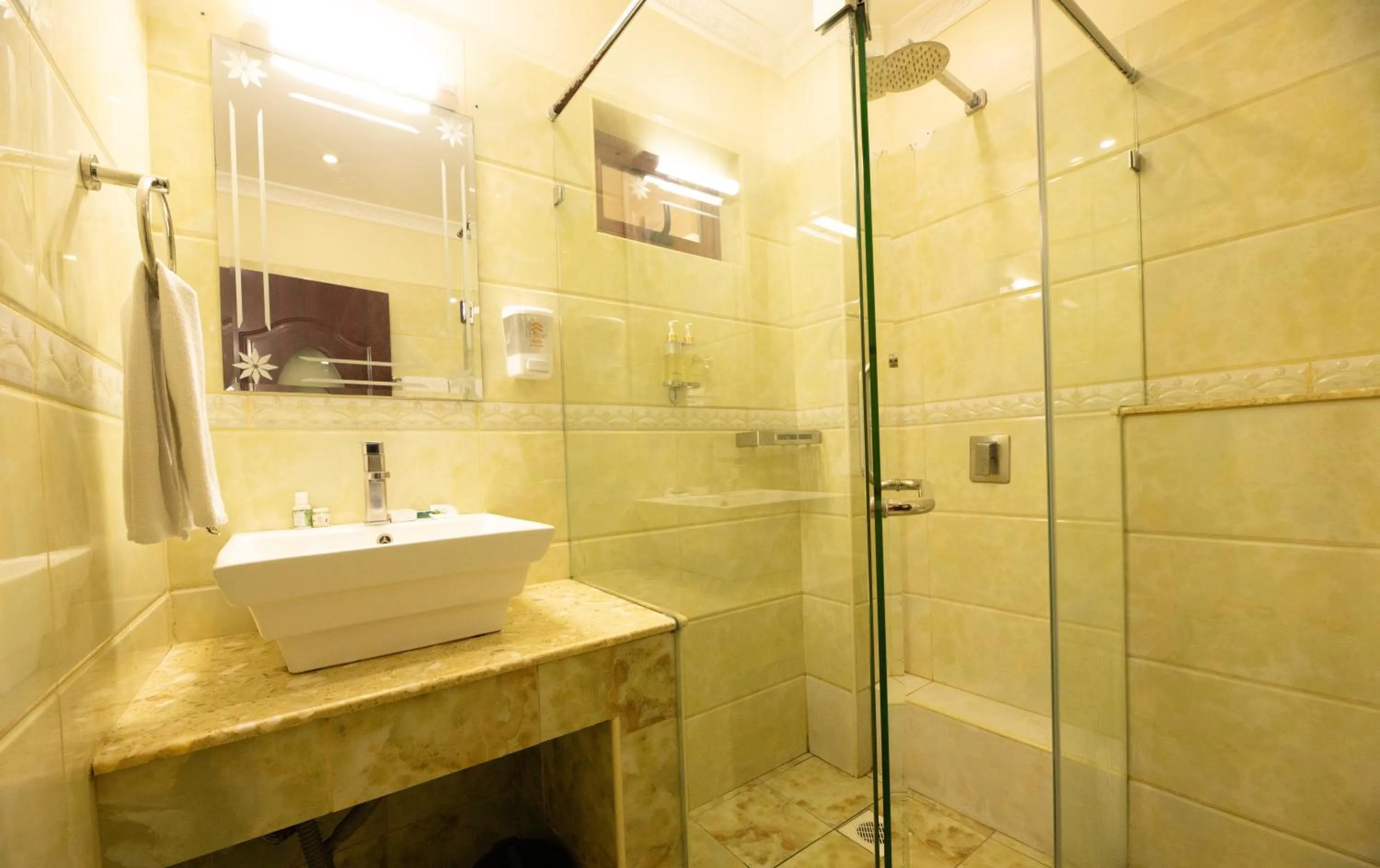 Bathroom in West Lerruat Hotel