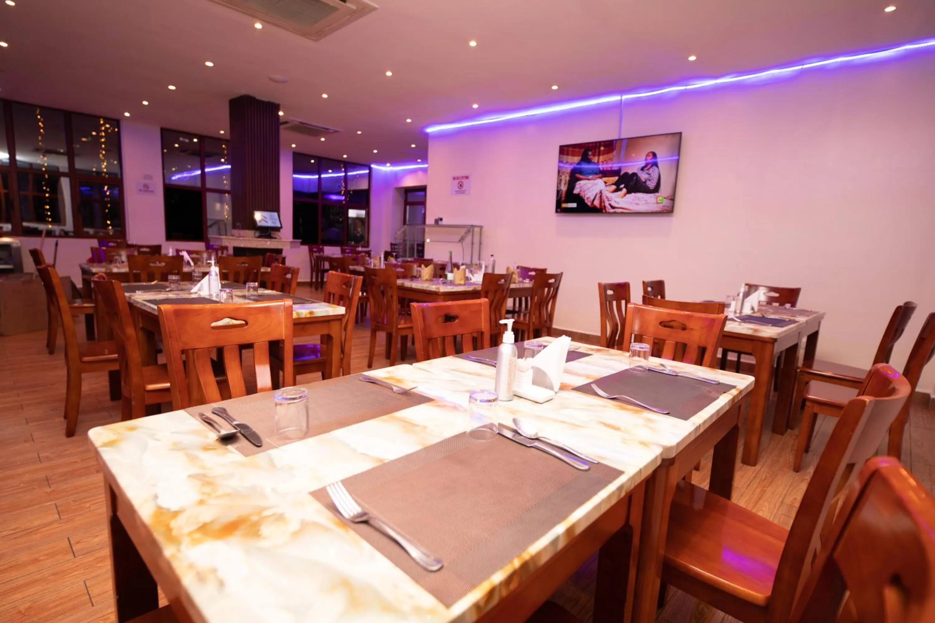 Restaurant/places to eat in West Lerruat Hotel