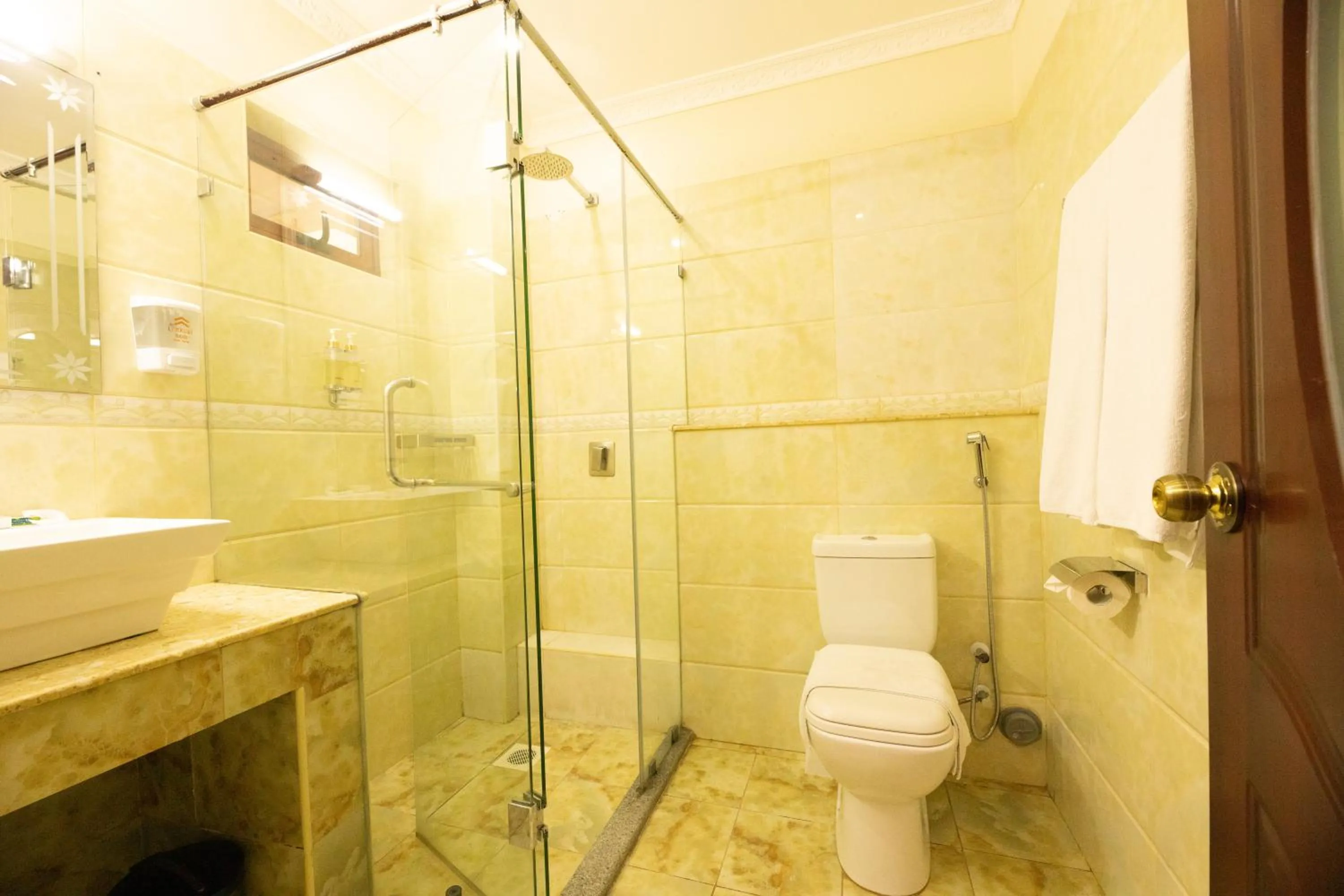 Bathroom in West Lerruat Hotel