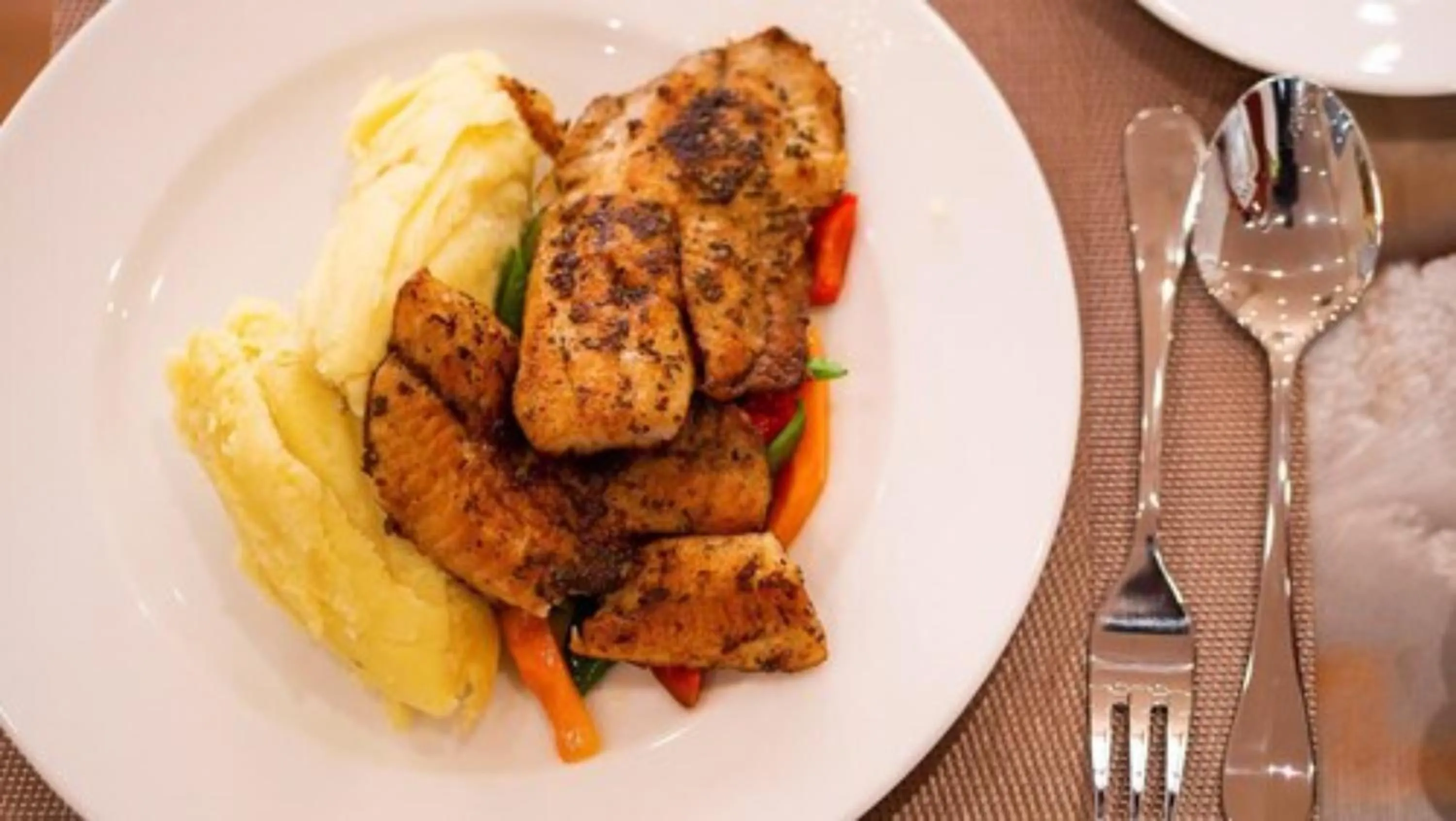 Restaurant/places to eat in West Lerruat Hotel