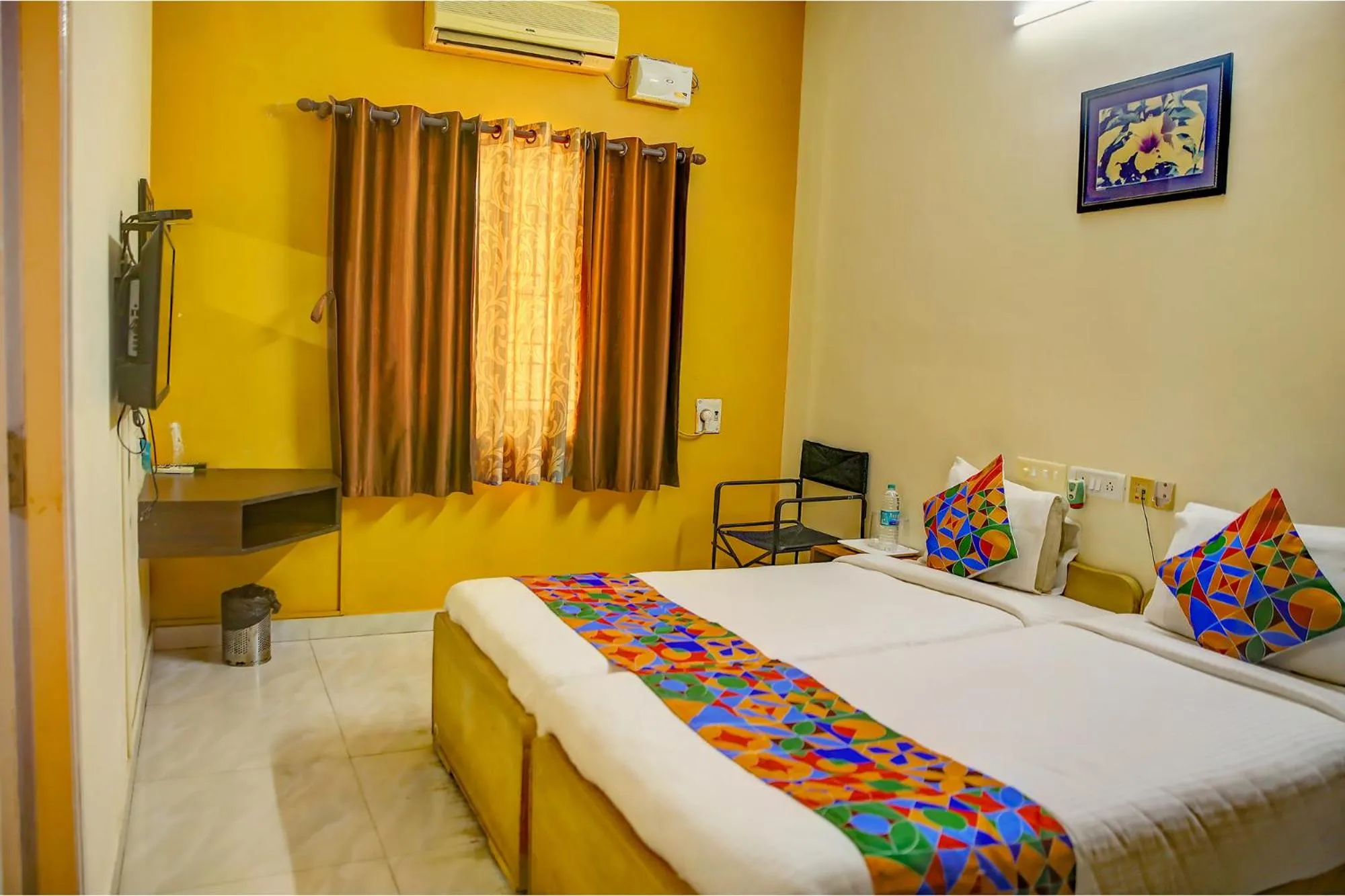 Photo of the whole room in FabHotel Hibiscus Stays - Nr Sholinganallur Water Lake & VGP Aqua Kingdom