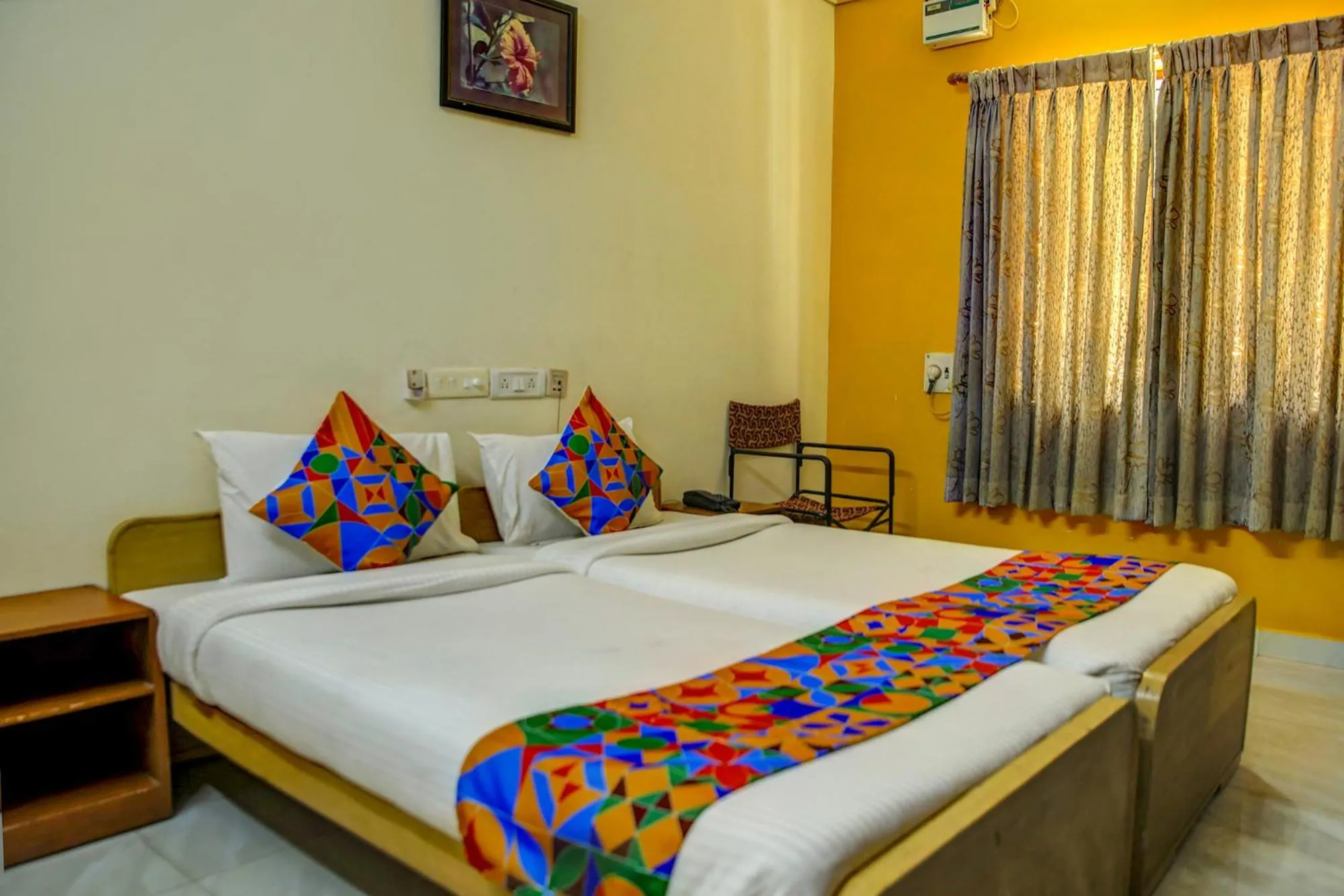 Bedroom in FabHotel Hibiscus Stays - Nr Sholinganallur Water Lake & VGP Aqua Kingdom