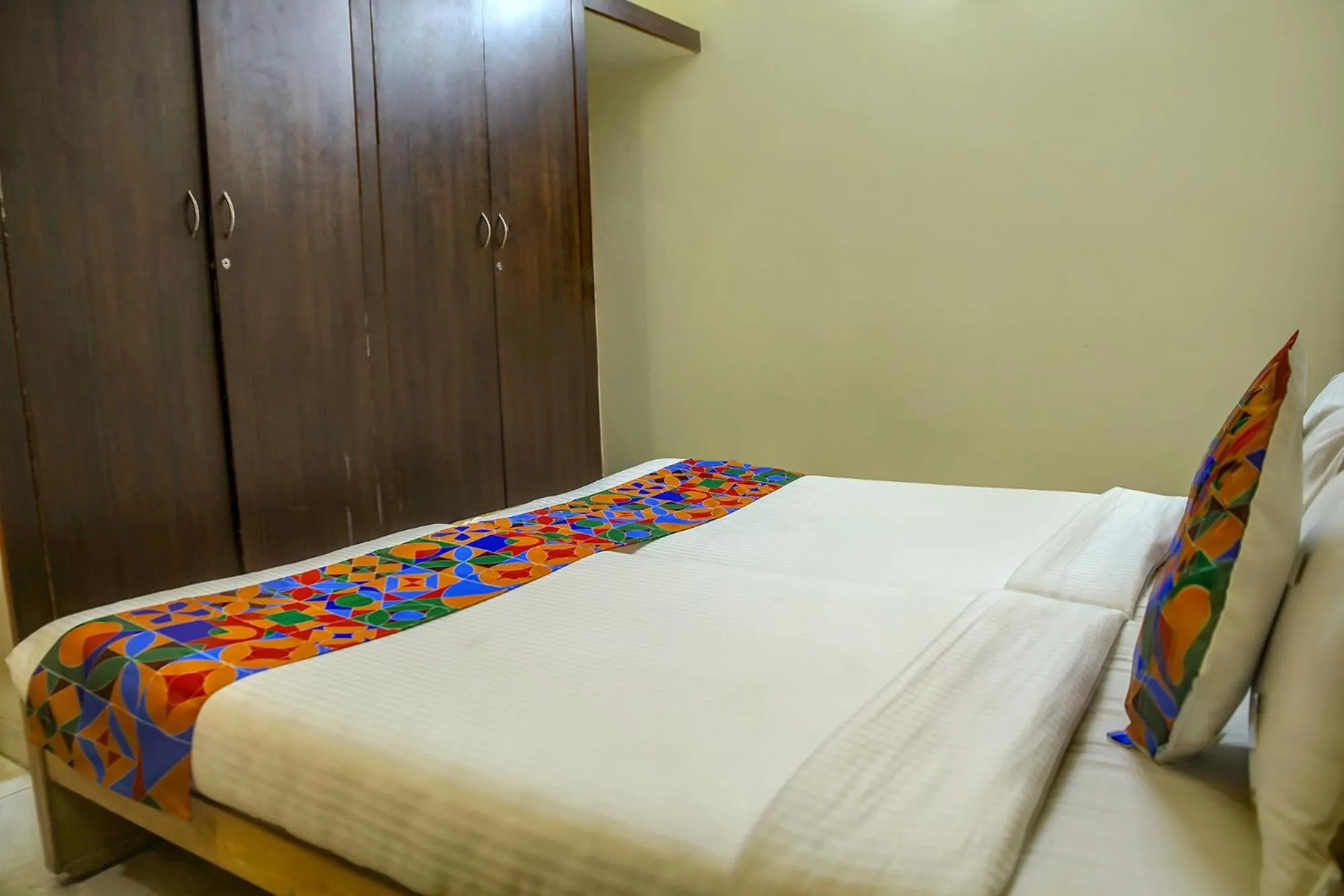 Bed in FabHotel Hibiscus Stays - Nr Sholinganallur Water Lake & VGP Aqua Kingdom