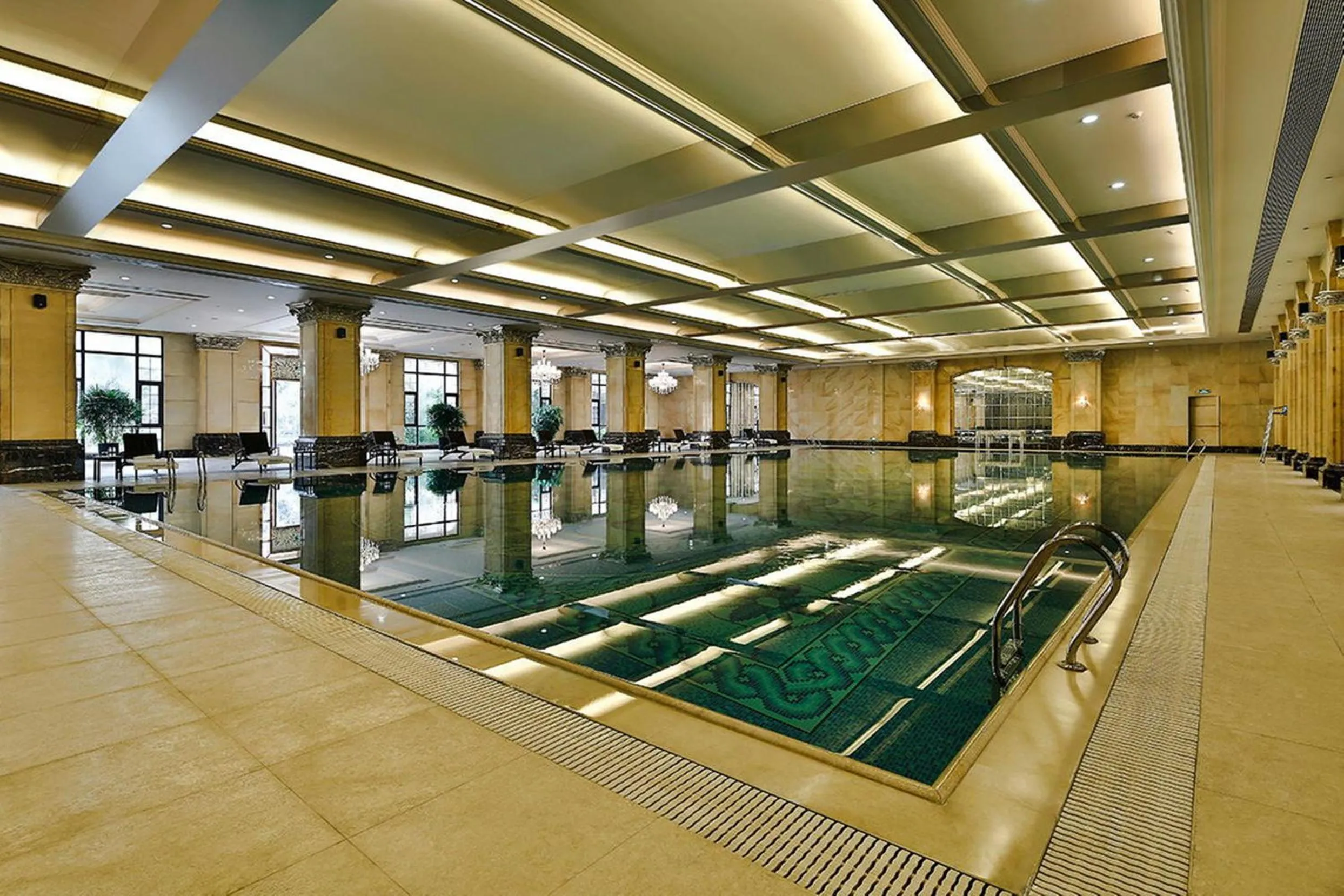 Swimming pool in Howard Johnson Agile Plaza Chengdu