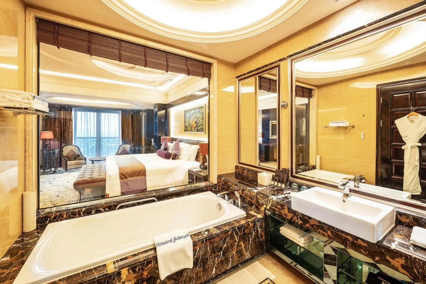 Bathroom, Bed in Howard Johnson Agile Plaza Chengdu