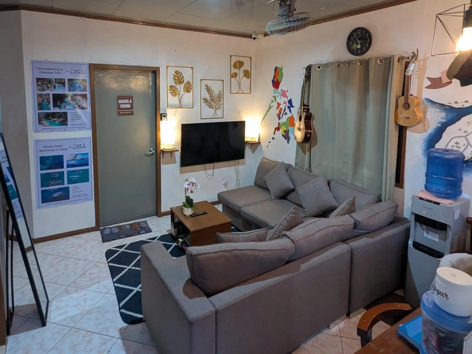 Communal lounge/ TV room in Ohlala Hostel