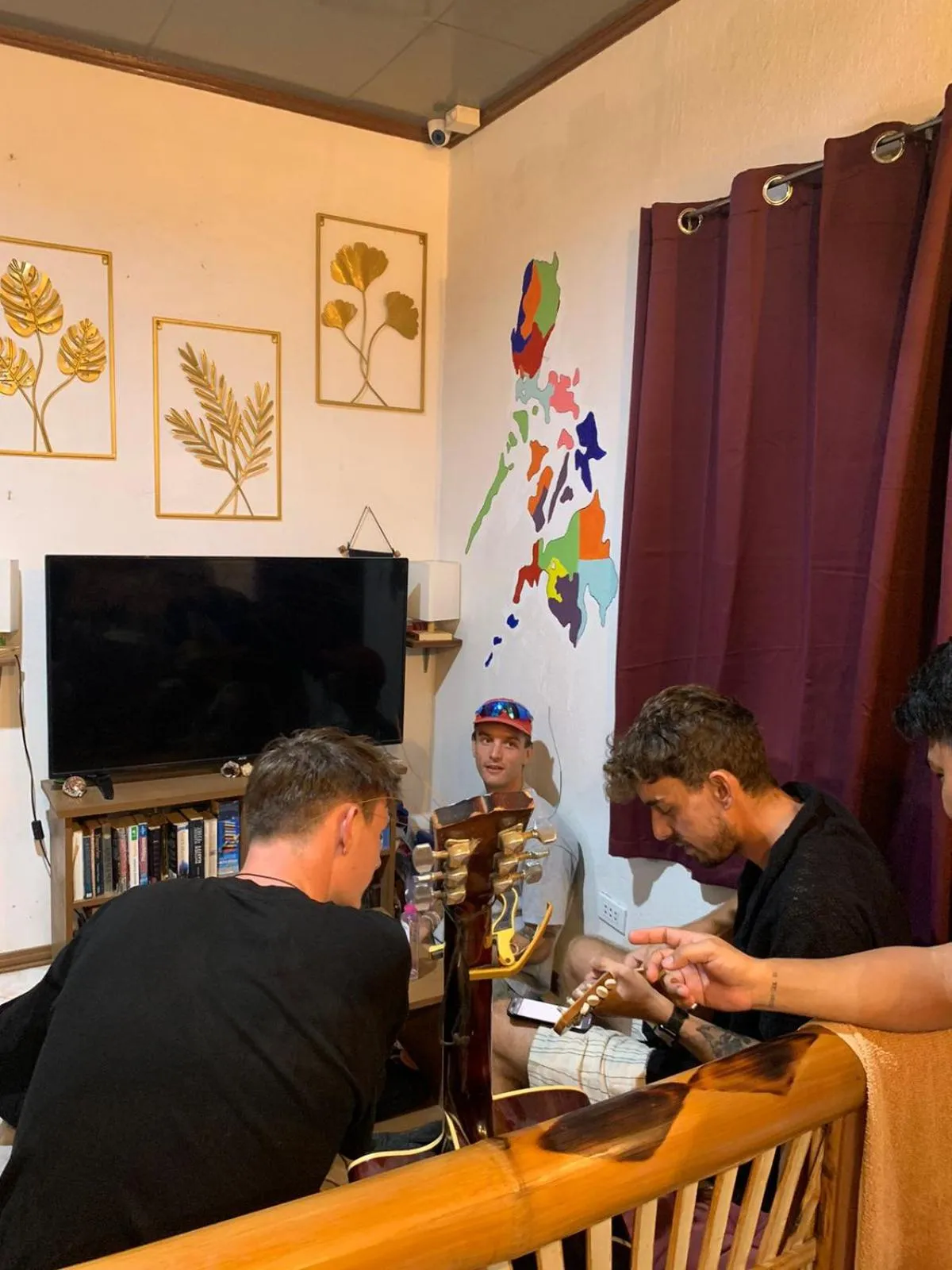 Communal lounge/ TV room in Ohlala Hostel