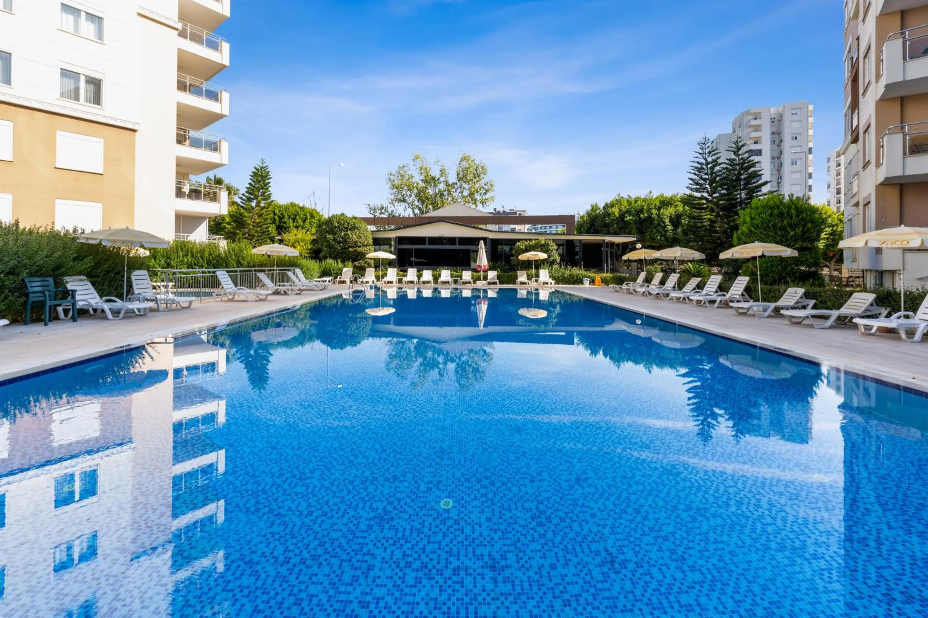 Swimming pool in River Park Residence Lara