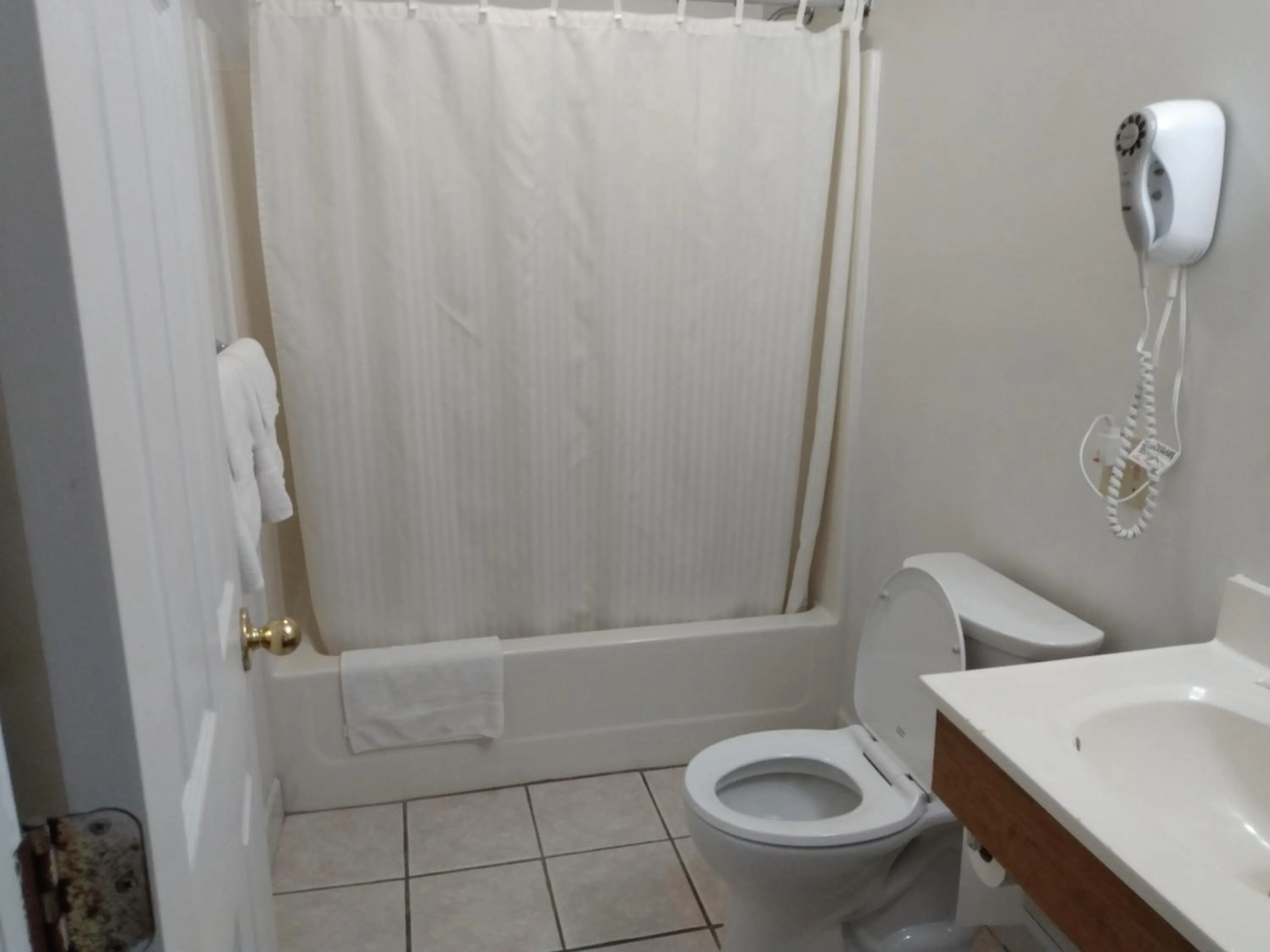 Bathroom in Eldorado Motel New Castle