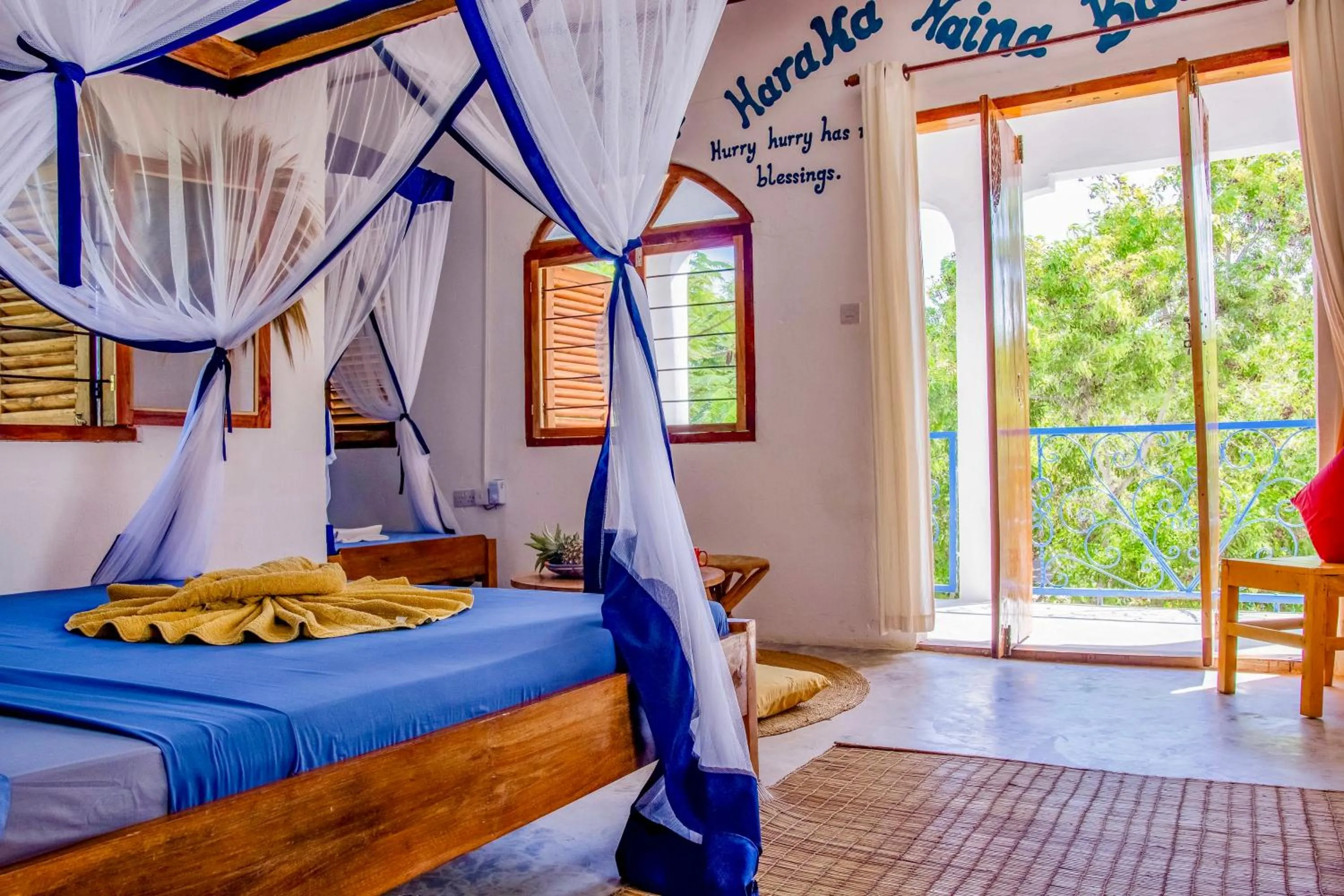 Photo of the whole room, Bed in Kameleon Blue