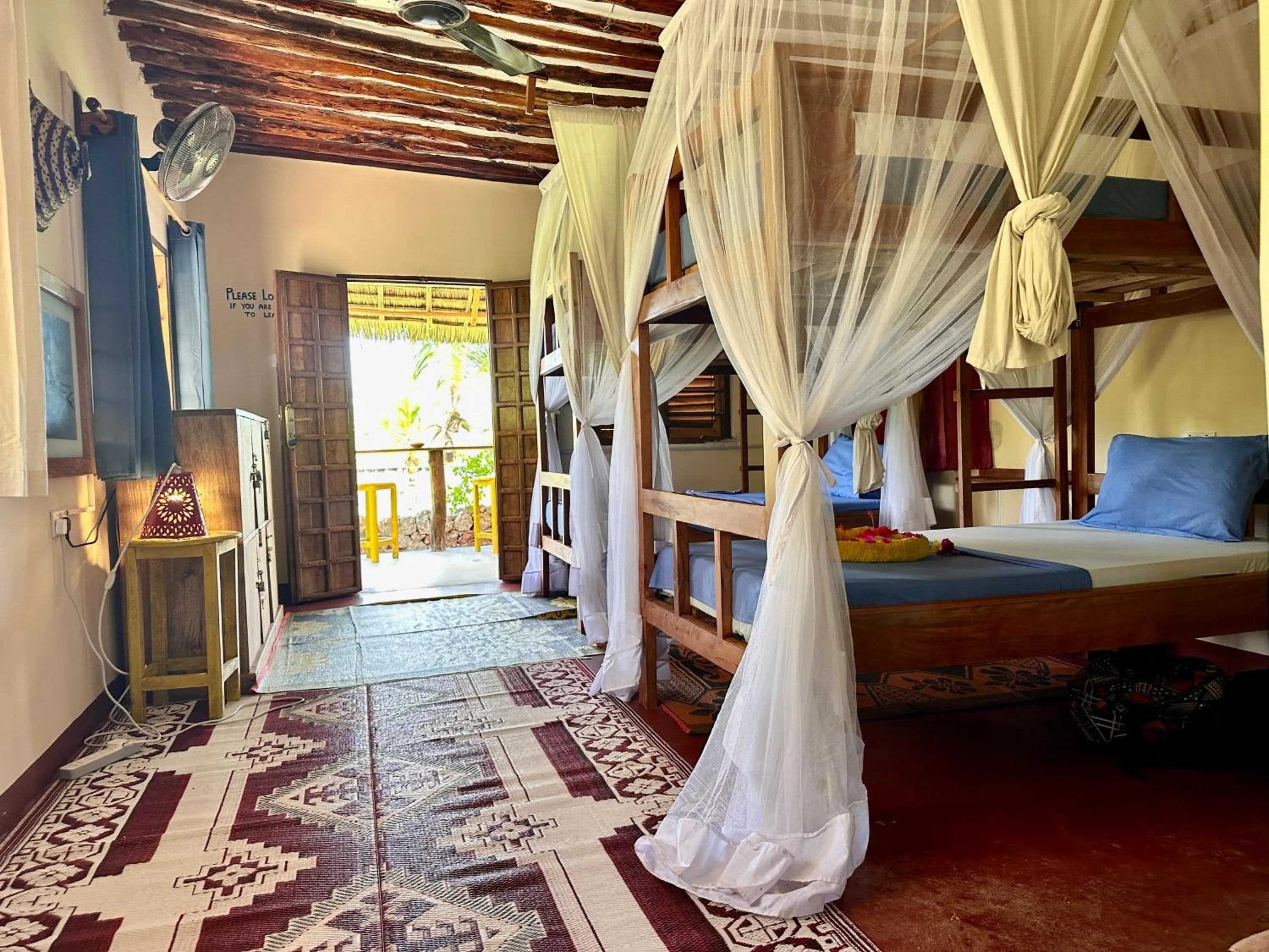 Photo of the whole room, Bed in Kameleon Blue