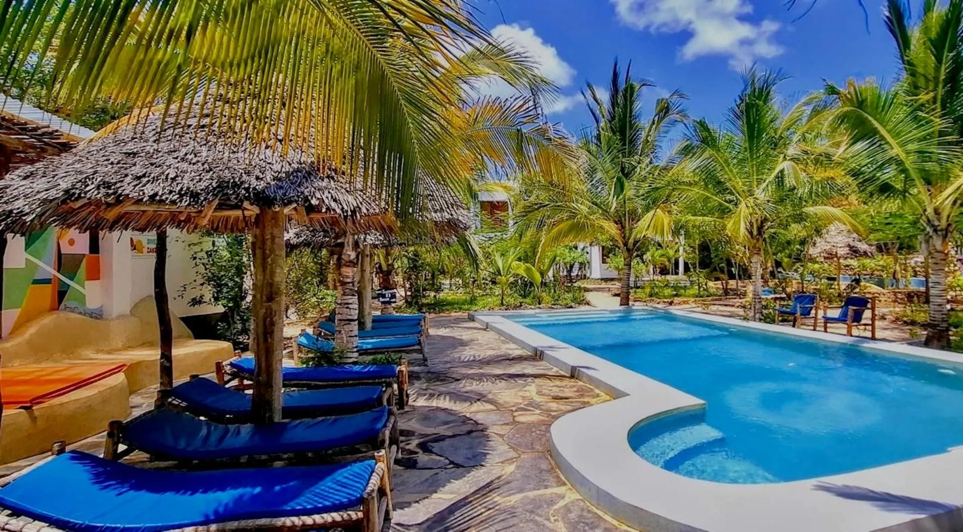 Swimming pool in Kameleon Blue