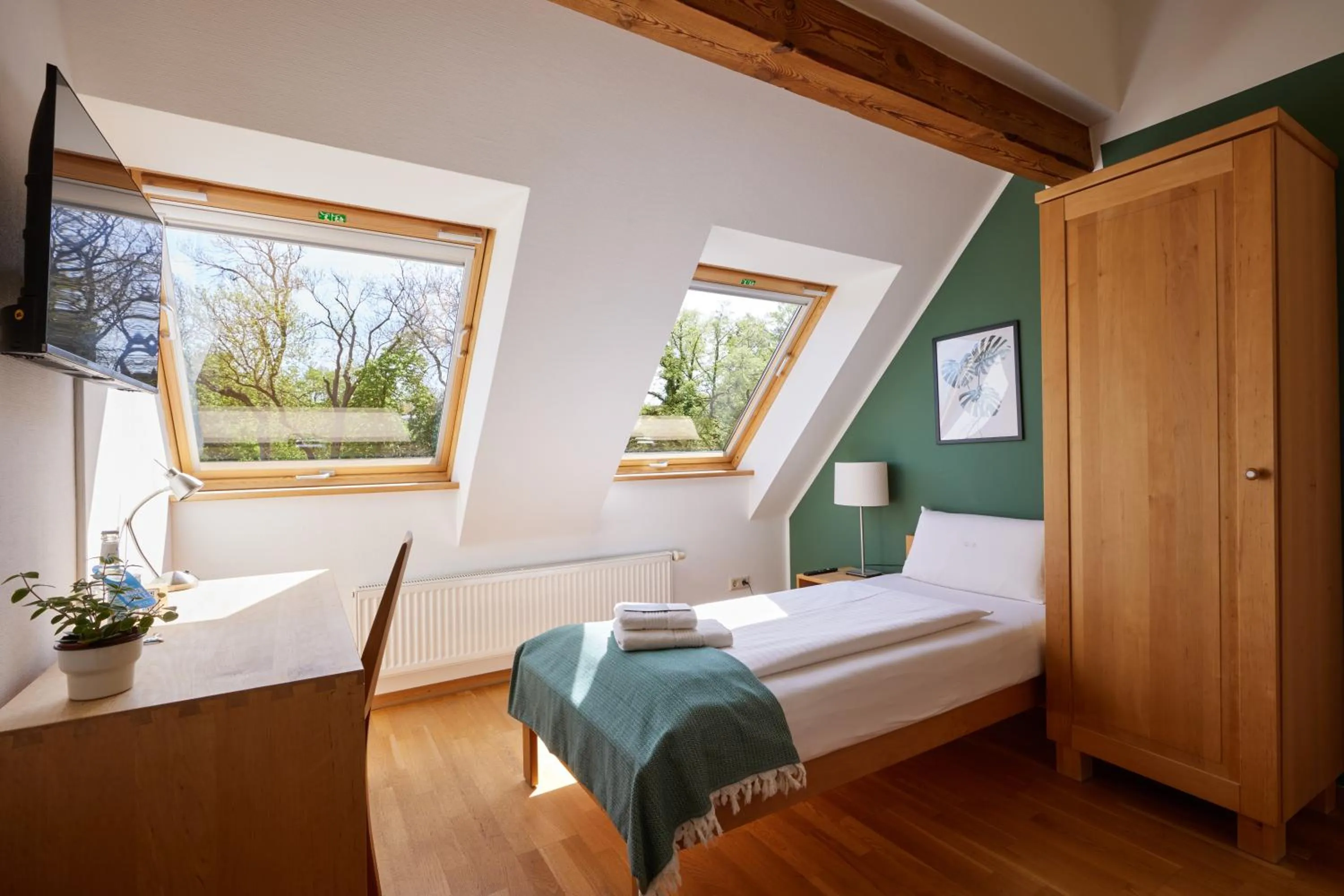 Photo of the whole room, Bed in ahead burghotel