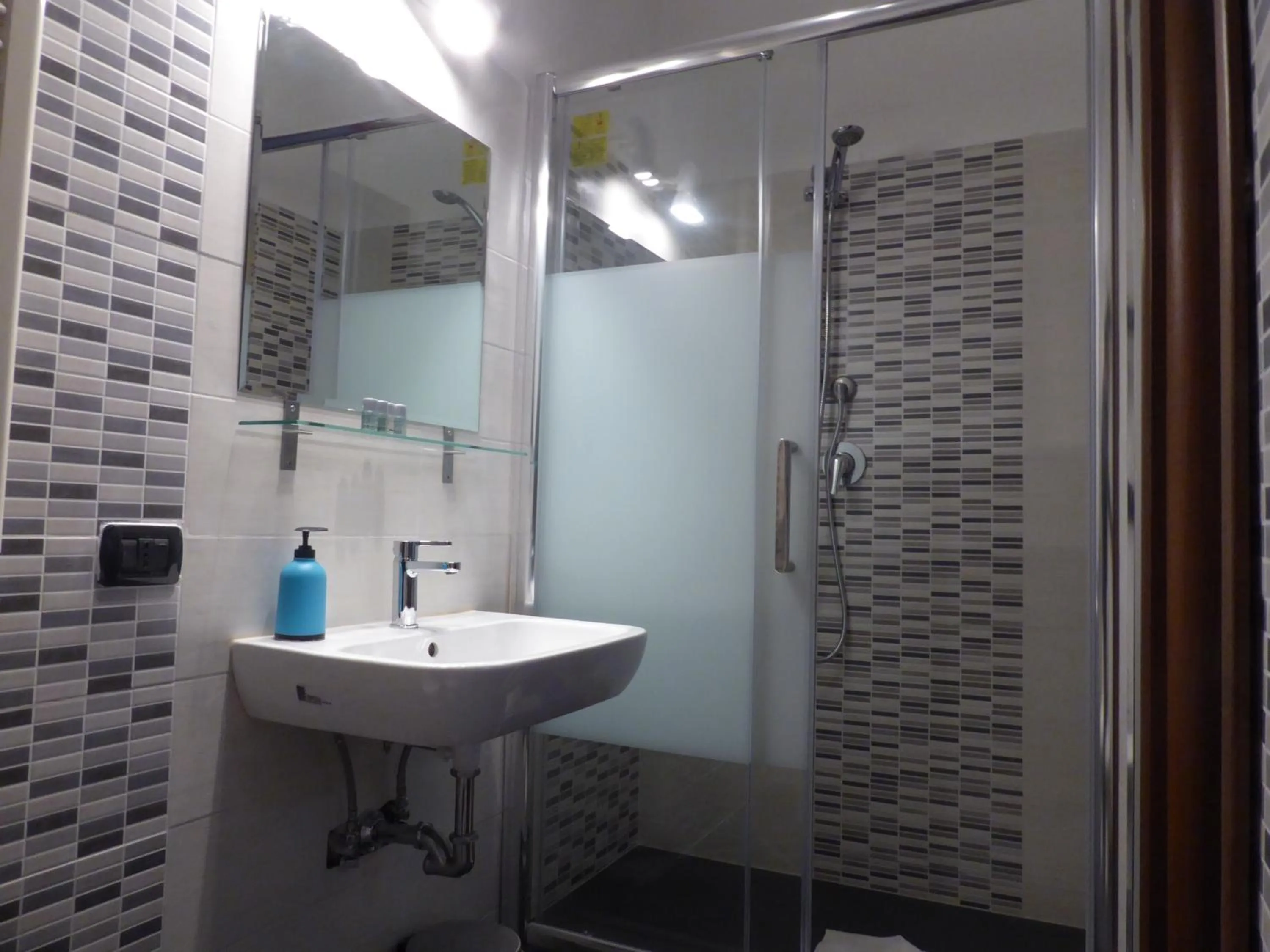 Shower in La Dolce Vita Roma