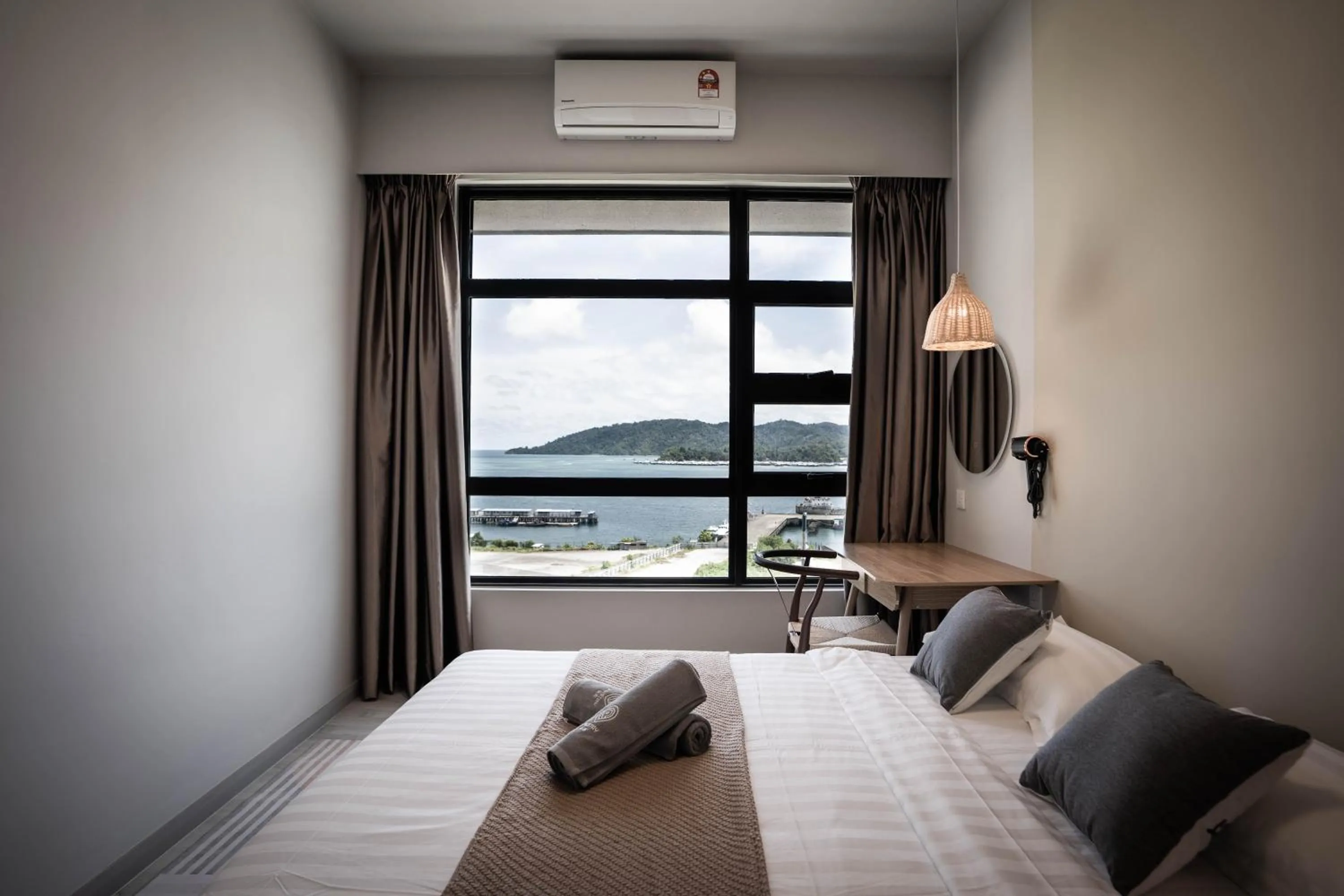 Photo of the whole room, Bed in Jesselton Quay by Pinstay